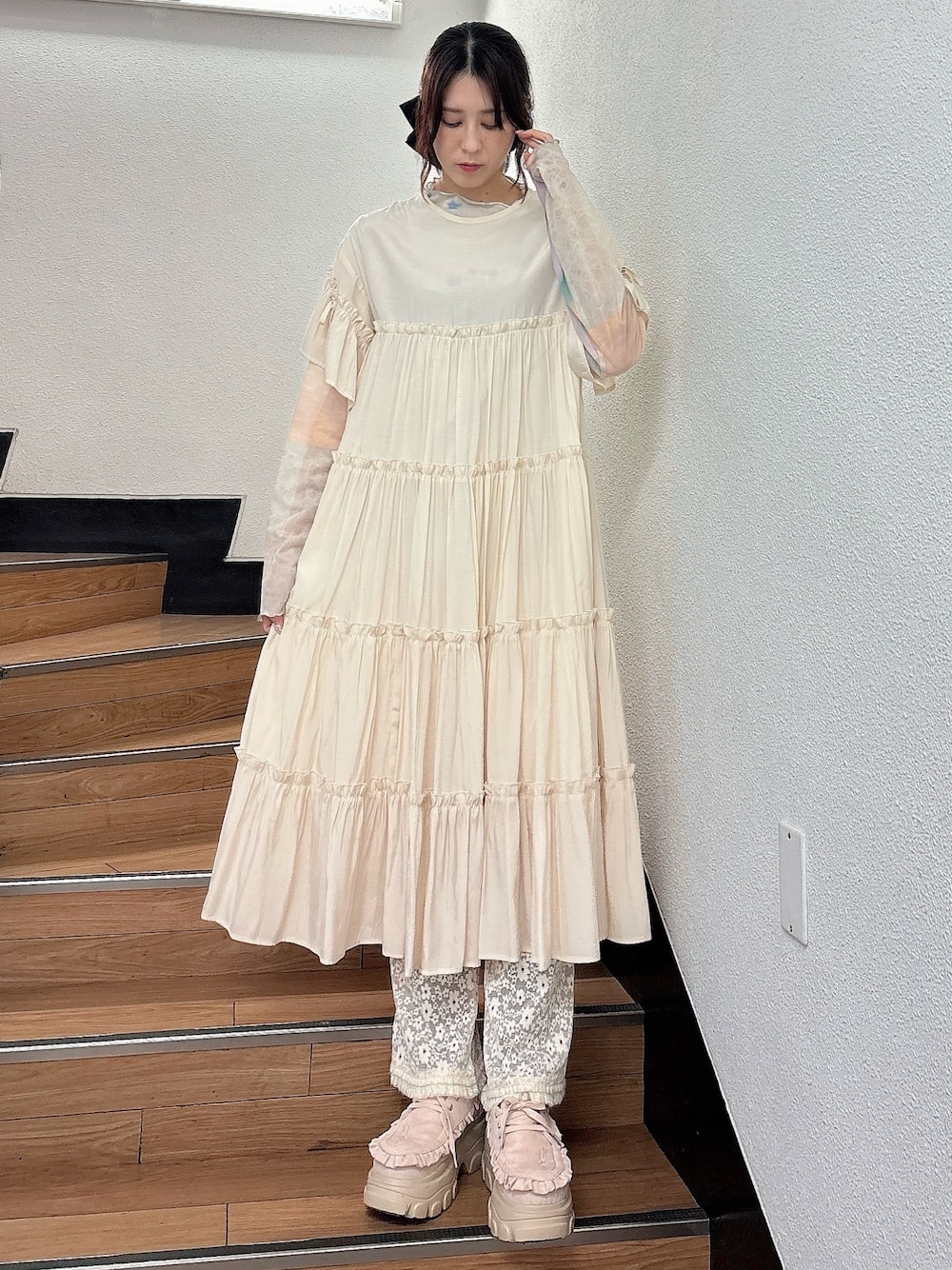 「ティアードワンピース、ロングワンピース、レイヤードスタイル、メッシュトップス、シアートップス、レースパンツ、レースレギンス、厚底シューズ、厚底ローファー、スエードシューズ、ヴィンテージライク、大人ガーリー、淡色コーデ」｜「merry jennyのティアードティアードスリーブワンピース（ワンピース、ホワイト系）」を使った、nanakaさん（レディース・163cm）の夏コーディネートの1枚目の写真