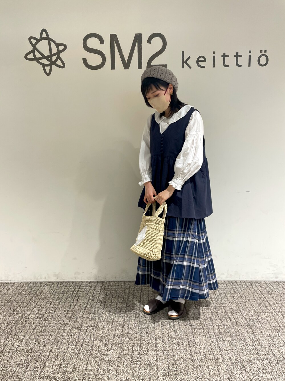 「SM2、Samansa Mos2、Samansa Mos2 blue、チェックスカート、ベスト、ベレー帽」｜「Samansa Mos2のギャザー羽織りシャツ（シャツ/ブラウス、ホワイト系）」を使った、sm2kbmjさん（レディース・159cm）の春コーディネートの1枚目の写真