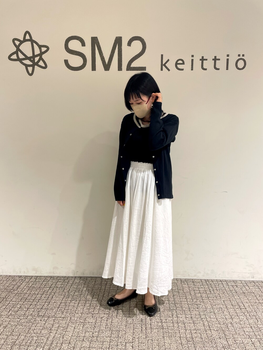 「SM2、Samansa Mos2、Samansa Mos2 blue、スカート、ギャザースカート、カーディガン」｜「Samansa Mos2のテレコ襟配色半袖カットソー（Tシャツ/カットソー、ブラック系）」を使った、sm2kbmjさん（レディース・159cm）の春コーディネートの1枚目の写真