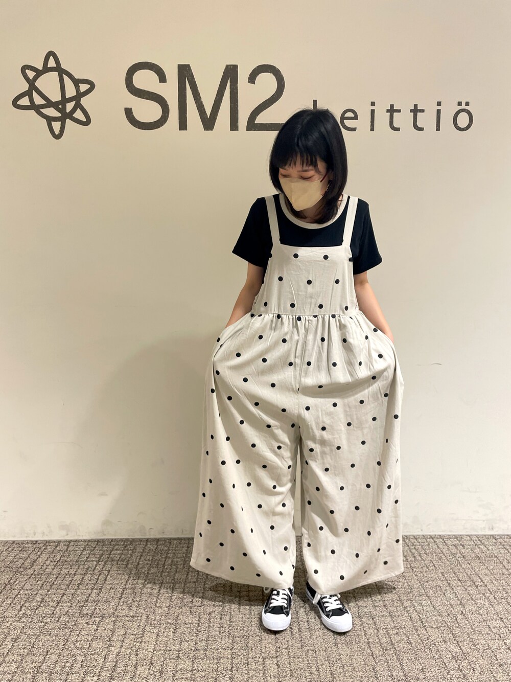 「SM2、Samansa Mos2、Samansa Mos2 blue、サロペット、大人可愛い」｜「Samansa Mos2のレーヨン麻柄アソートサロペットパンツ（その他パンツ、ホワイト系）」を使った、sm2kbmjさん（レディース・159cm）の春コーディネートの1枚目の写真