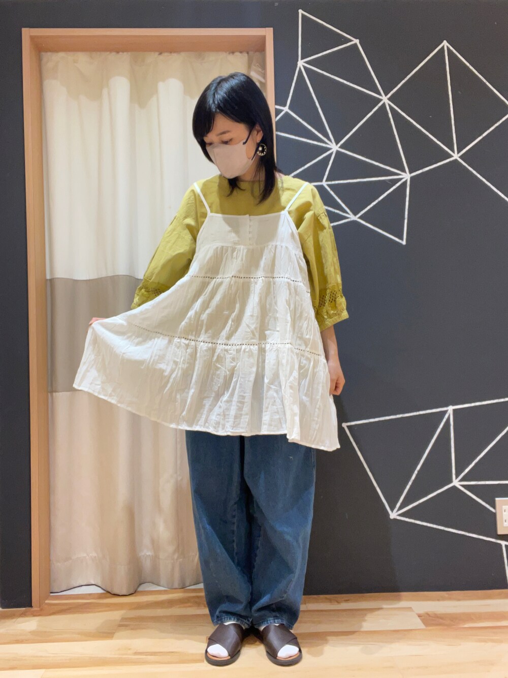 「SM2、Samansa Mos2、Samansa Mos2 blue、カジュアル、キャミソール」｜「Samansa Mos2の袖レース切替Tブラウス（シャツ/ブラウス、イエロー系）」を使った、sm2kbmjさん（レディース・159cm）の春コーディネートの1枚目の写真