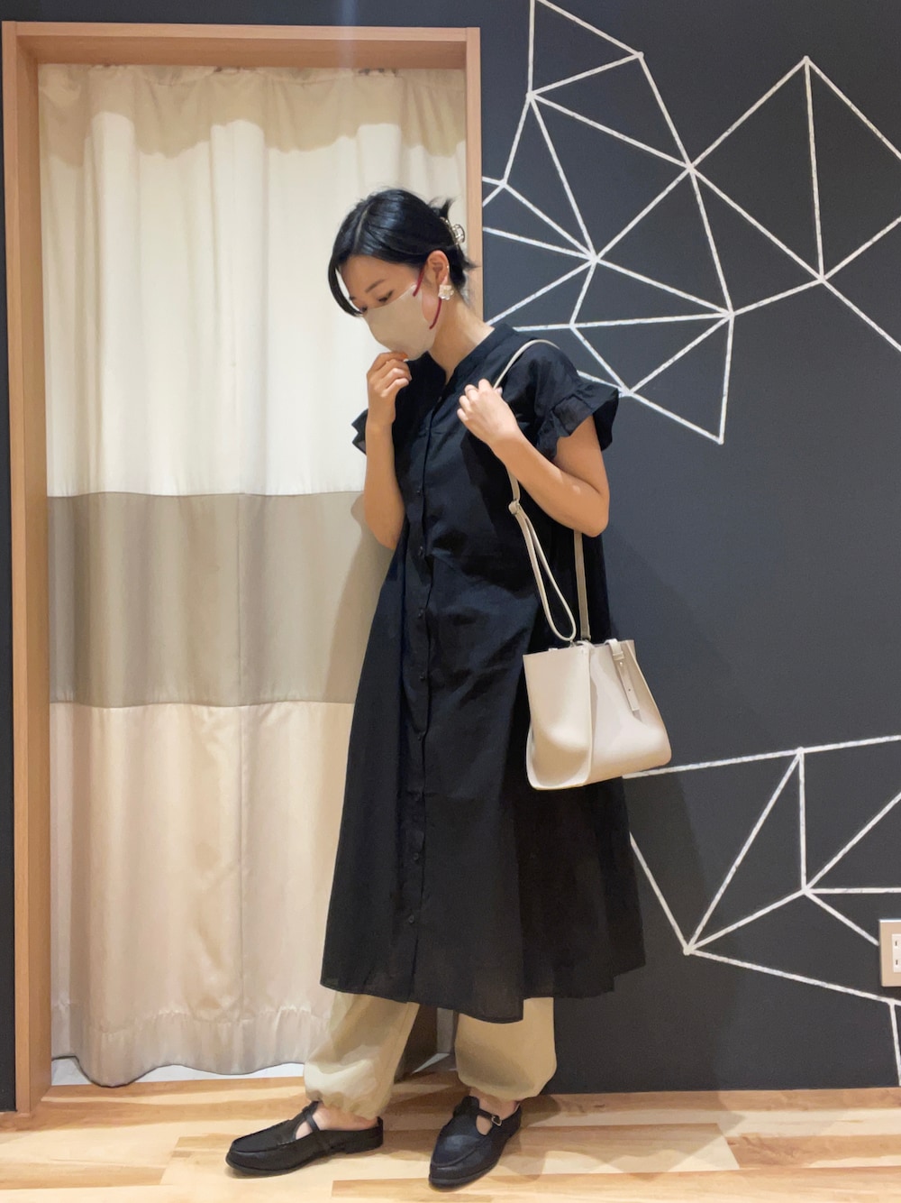 「SM2、Samansa Mos2、Samansa Mos2 blue、夏コーデ、大人カジュアル、キレイめカジュアル、ワンピース、ブラック、カーゴパンツ」｜「Samansa Mos2 blueのフリル袖ワンピース（ワンピース、ブラック系）」を使った、sm2kbmjさん（レディース・159cm）の夏コーディネートの1枚目の写真