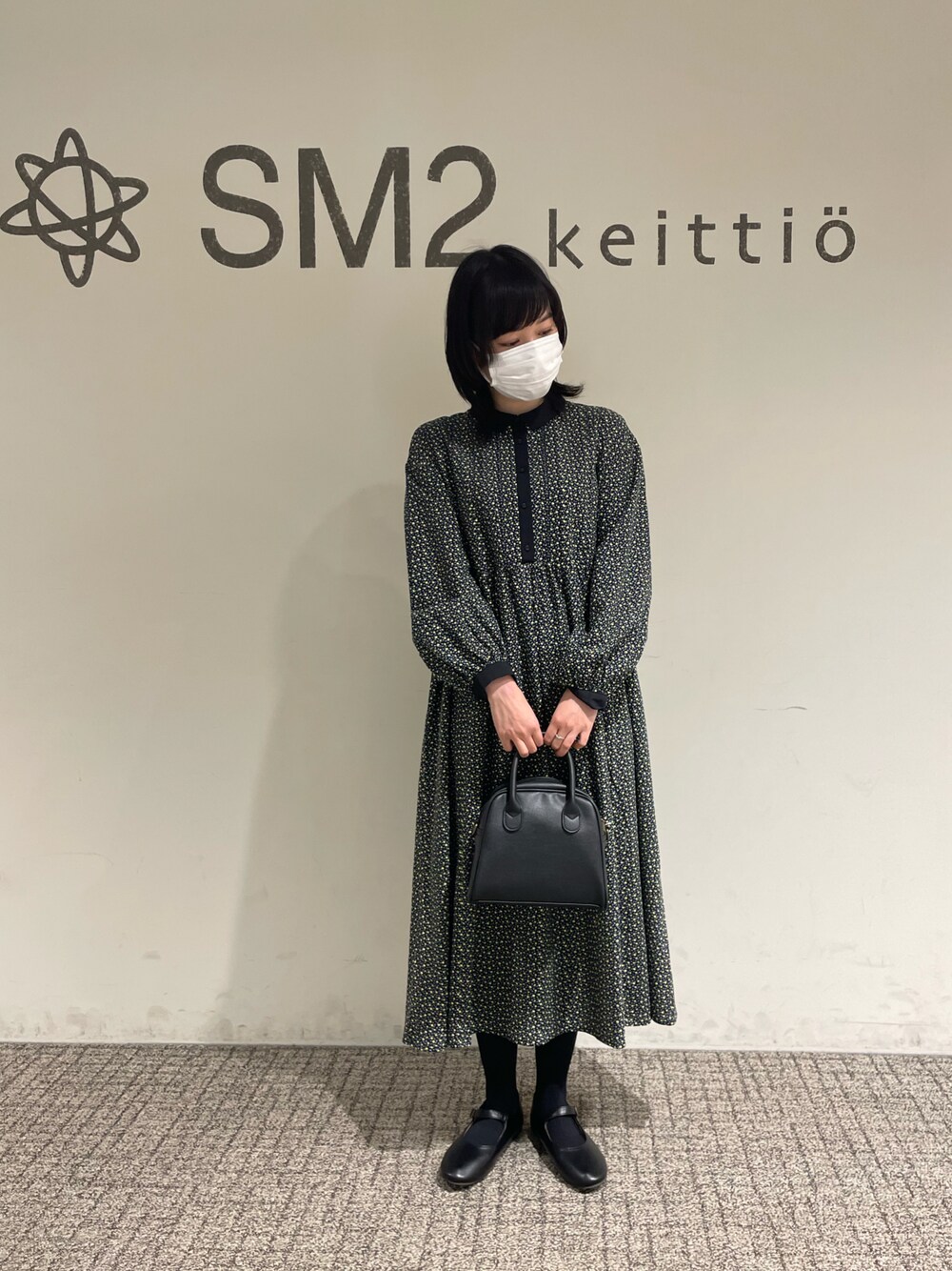 「SM2、Samansa Mos2、Samansa Mos2 blue、ブラックコーデ、オールブラック、ワンピース」｜「Samansa Mos2の襟配色小花柄ワンピース（ワンピース、ブラック系）」を使った、sm2kbmjさん（レディース・159cm）の春コーディネートの1枚目の写真