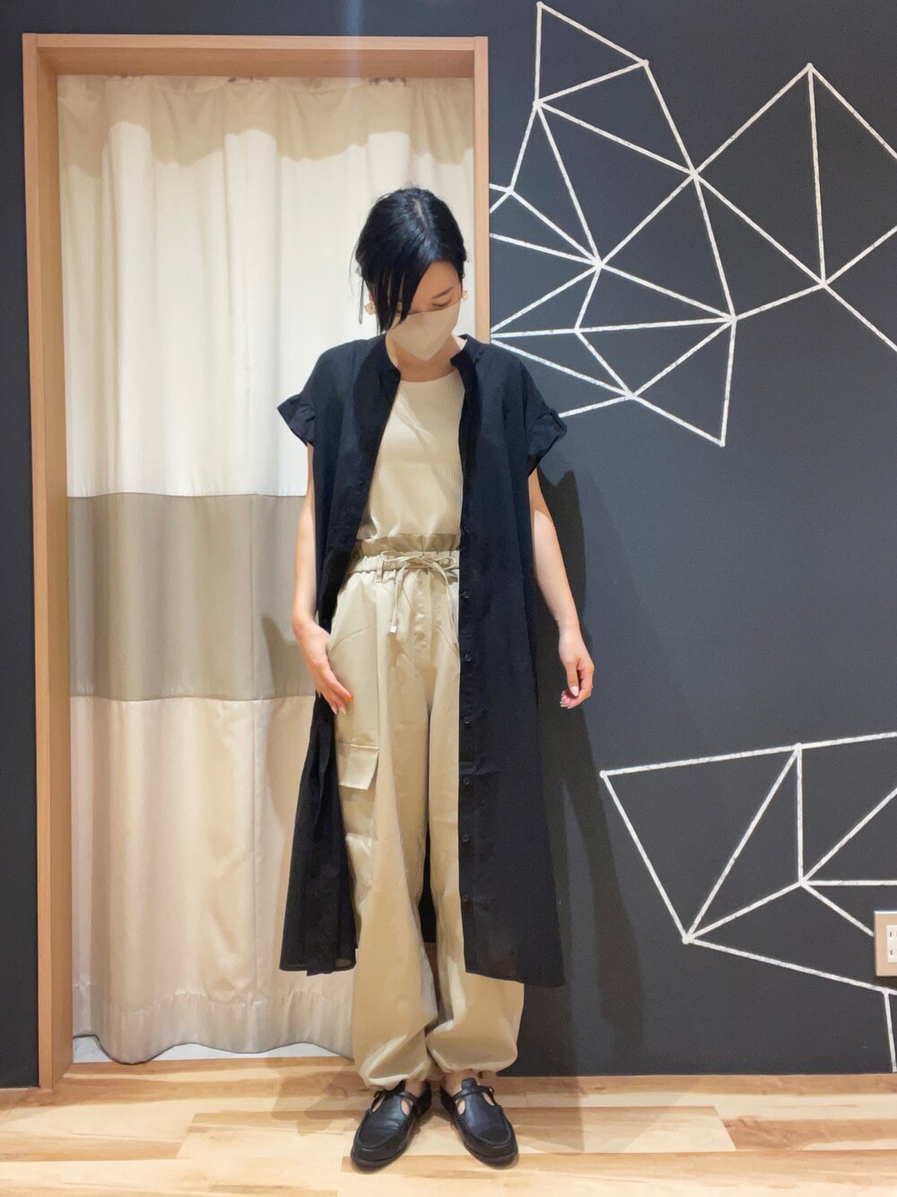 「SM2、Samansa Mos2、Samansa Mos2 blue、オトナカジュアル、きれいめカジュアル、着回しコーデ、ワンピース、カーゴパンツ」｜「Samansa Mos2 blueのフリル袖ワンピース（ワンピース、ブラック系）」を使った、sm2kbmjさん（レディース・159cm）の夏コーディネートの1枚目の写真