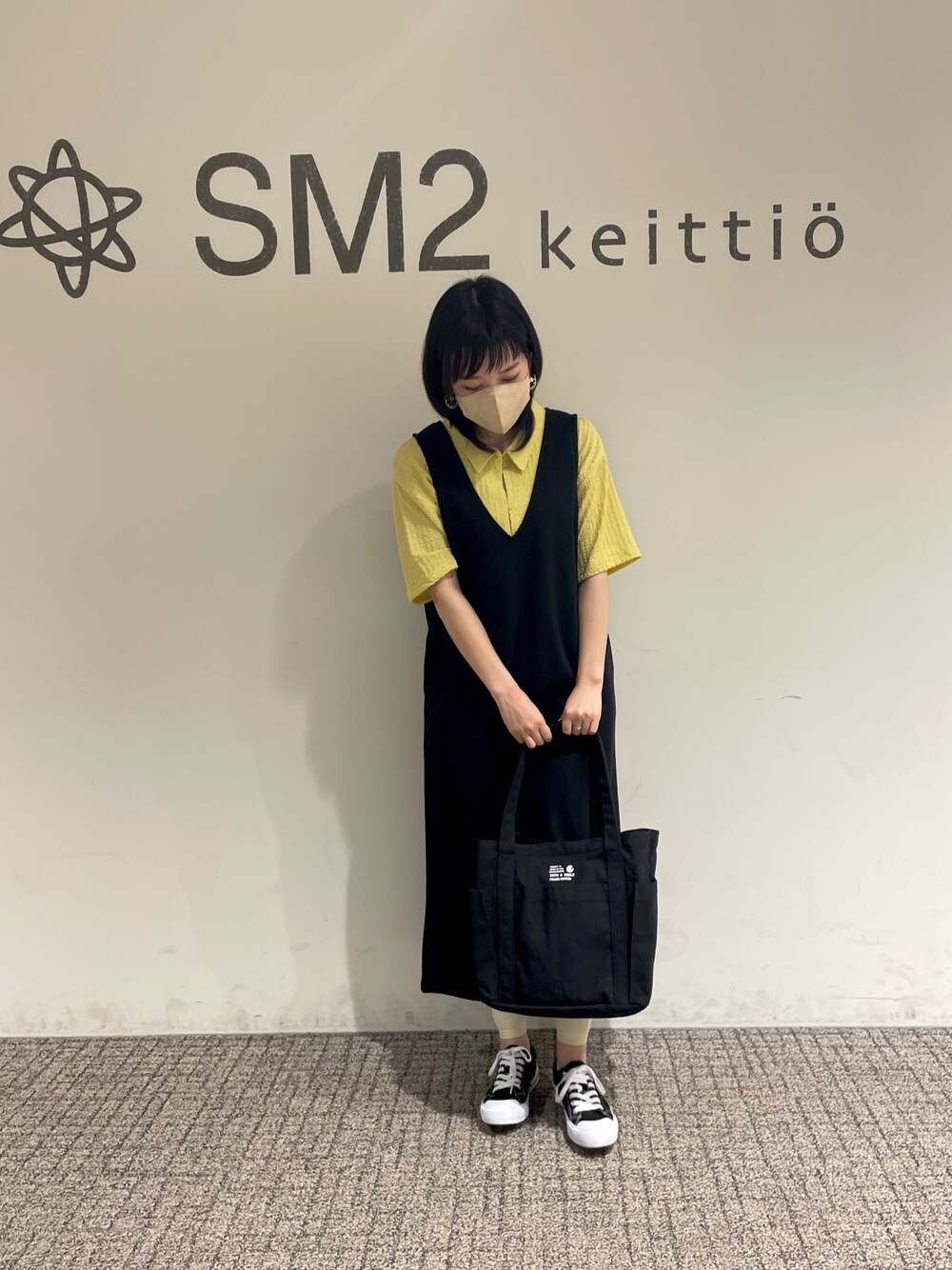 「SM2、Samansa Mos2、Samansa Mos2 blue、大人カジュアル、シャツコーデ、ジャンパースカート」｜「Samansa Mos2 blueのシャーリングカット開襟シャツ（Tシャツ/カットソー、イエロー系）」を使った、sm2kbmjさん（レディース・159cm）の春コーディネートの1枚目の写真