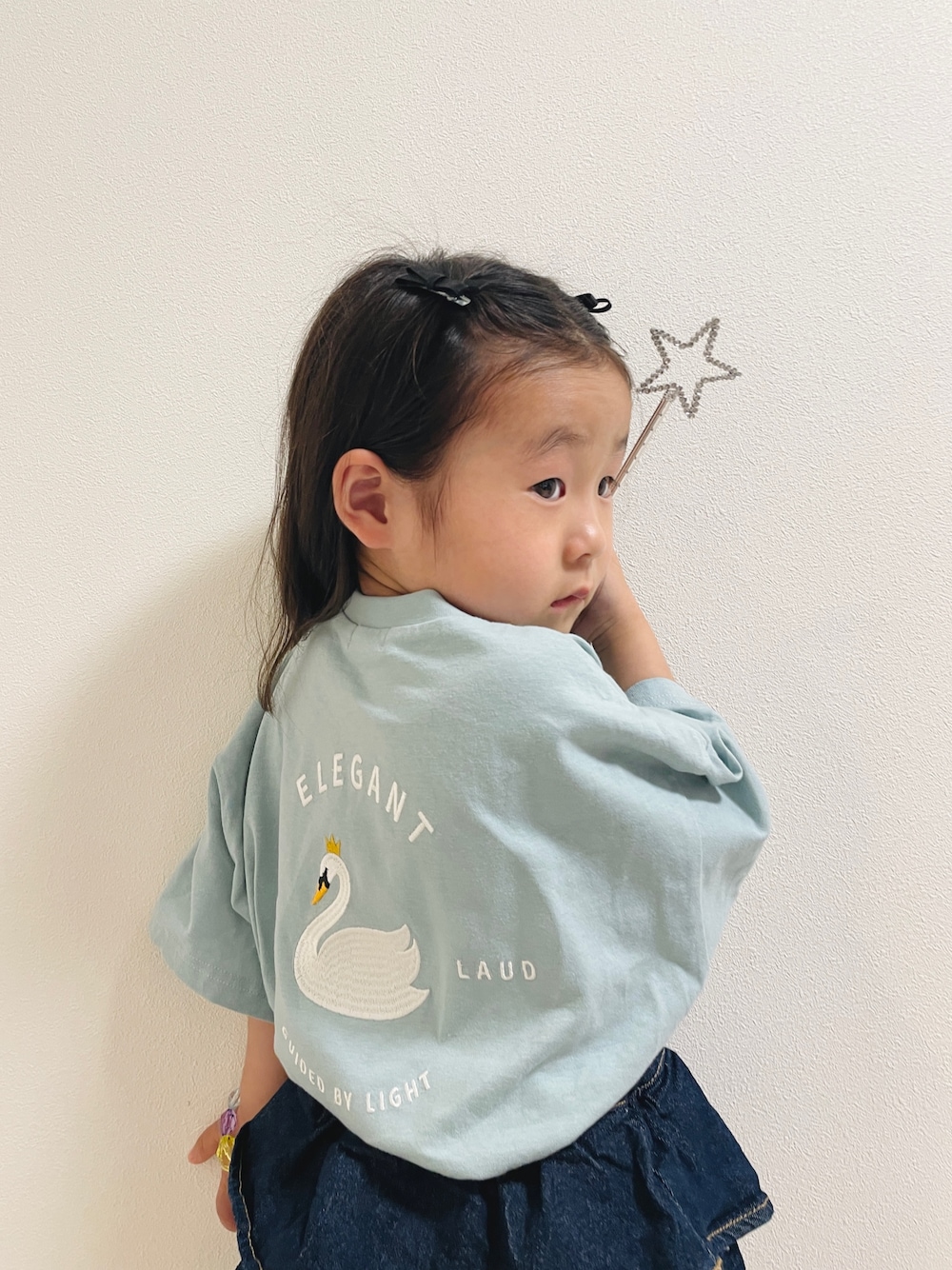 ブルー系のデニムパンツ、ブルー系のTシャツ/カットソーを着用したキッズの夏コーディネートの1枚目の写真
