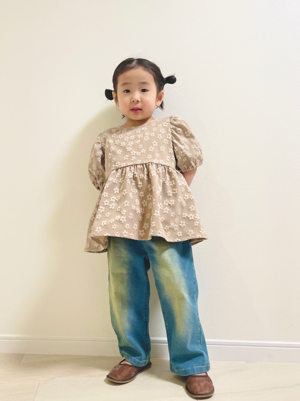 ベージュ系のシャツ/ブラウス、ブルー系のデニムパンツを着用したキッズの冬コーディネートの1枚目の写真
