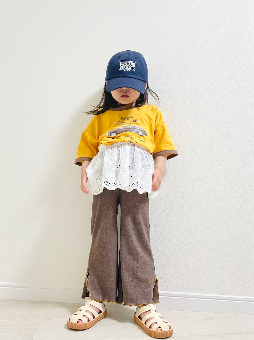 「柄シャツ、レイヤードスタイル、ワイドパンツ、サンダル、やっぱり帽子が好き、キャップ、プチプラ、女の子コーデ、夏コーデ、夏、Ｔシャツ」｜「pairmanonのレトロプリント リンガー配色Tシャツ（Tシャツ/カットソー、イエロー系）」を使った、enneさん（キッズ・90cm）の春コーディネートの1枚目の写真