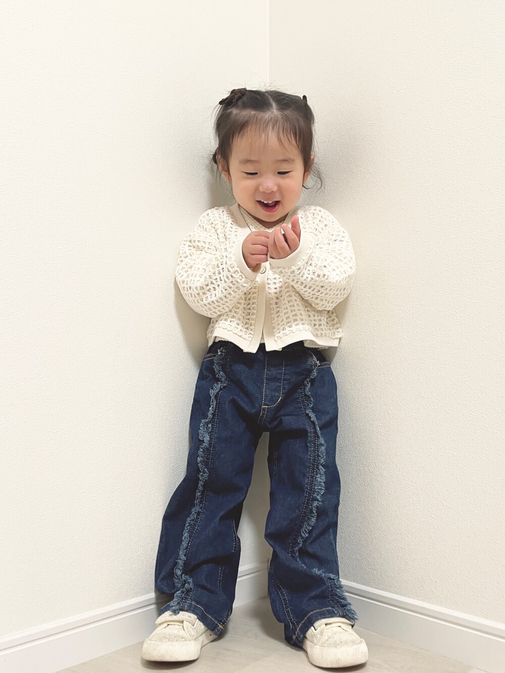 ブルー系のデニムパンツ、ホワイト系のスニーカー、ホワイト系のその他ベビーウェアを着用したキッズの冬コーディネートの1枚目の写真