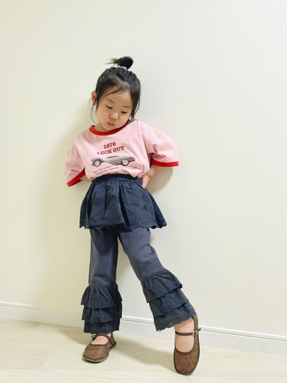 「レイヤードスタイル、ピンクシャツ、休日スタイル、きれいめカジュアル、プチプラ、女の子コーデ、夏コーデ、夏」｜「pairmanonのレトロプリント リンガー配色Tシャツ（Tシャツ/カットソー、ピンク系）」を使った、enneさん（キッズ・90cm）の春コーディネートの1枚目の写真