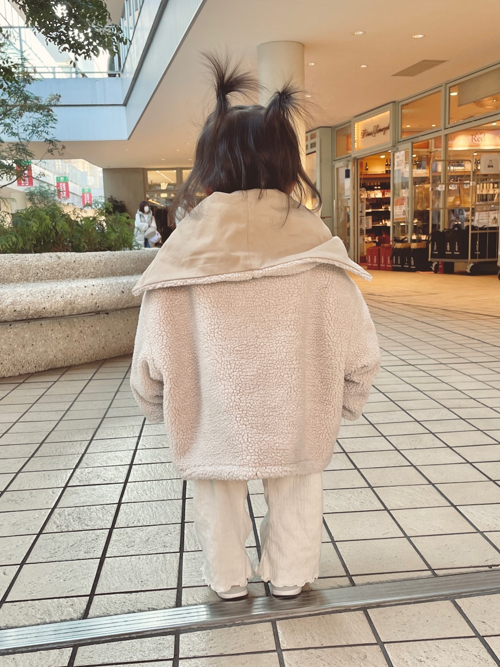 「ビッグシルエット、ワイドパンツ、ゆるコーデ、ニューバランス996、マイベストコーデ2022」｜「pairmanonのアイテム（その他アウター、ホワイト系）」を使った、enneさん（キッズ・80cm）の冬コーディネートの1枚目の写真