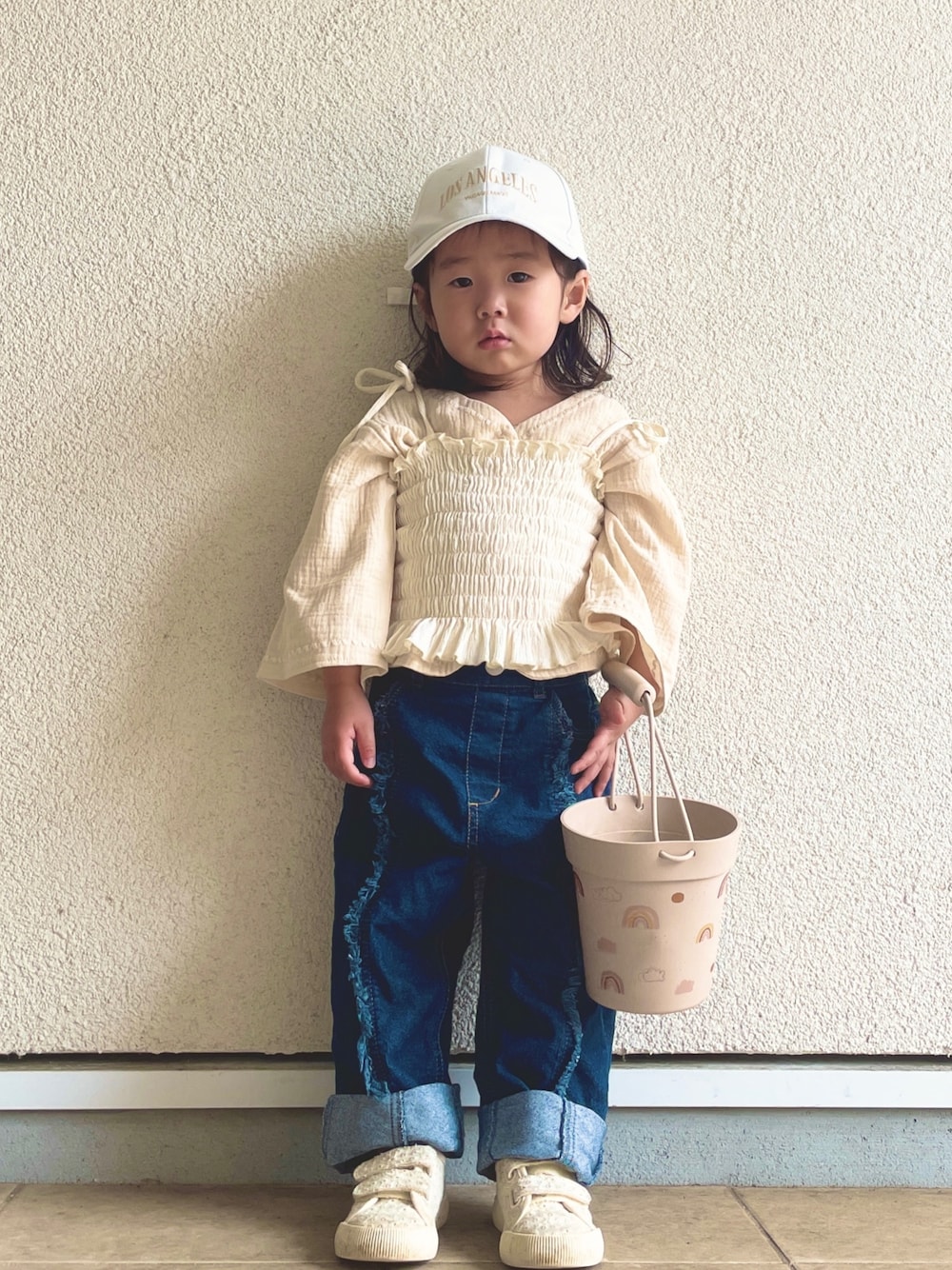 ブルー系のデニムパンツ、ホワイト系のスニーカー、ホワイト系のその他ベビーウェアを着用したキッズの春コーディネートの1枚目の写真
