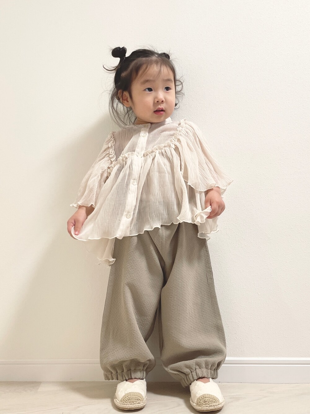 ホワイト系のシャツ/ブラウス、ベージュ系のその他ベビーウェアを着用したキッズの冬コーディネートの1枚目の写真