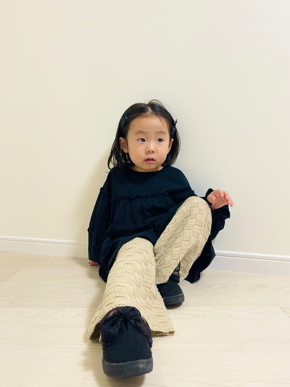 「秋っぽコーデ更新中、プチプラ、チェック、子供コーデ、キッズコーデ、ロンT、カジュアル、モノトーンコーデ、pairmanon、seaandshells」｜「pairmanonのメロー カットソー ティアード 長袖チュニック（Tシャツ/カットソー、ブラック系）」を使った、enneさん（キッズ・92cm）の秋コーディネートの1枚目の写真