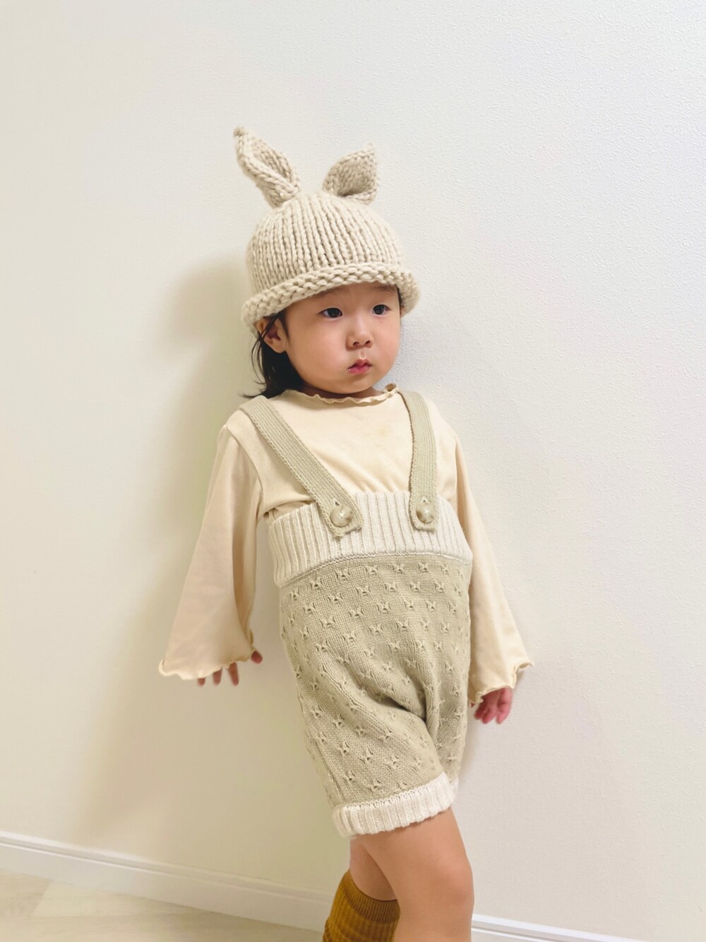 「秋コーデ、淡色コーデ、テーマパークコーデ、サスペンダー、キッズファッション、キッズコーデ、pairmanon、sea and shells」｜「sea and shells by pairmanonの【sea and shells by pairmanon】インナー付き 2点セット ニット ビスチェ（その他ベビーウェア、ホワイト系）」を使った、enneさん（キッズ・92cm）の秋コーディネートの1枚目の写真