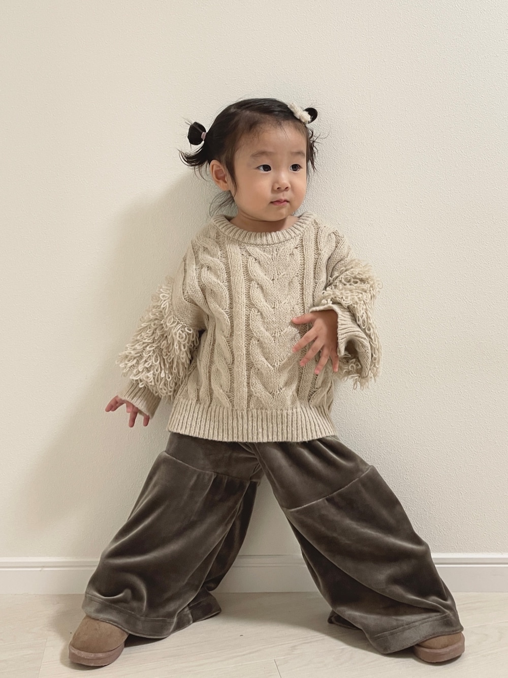 ベージュ系のニット/セーター、グリーン系のその他ベビーウェアを着用したキッズの秋コーディネートの1枚目の写真