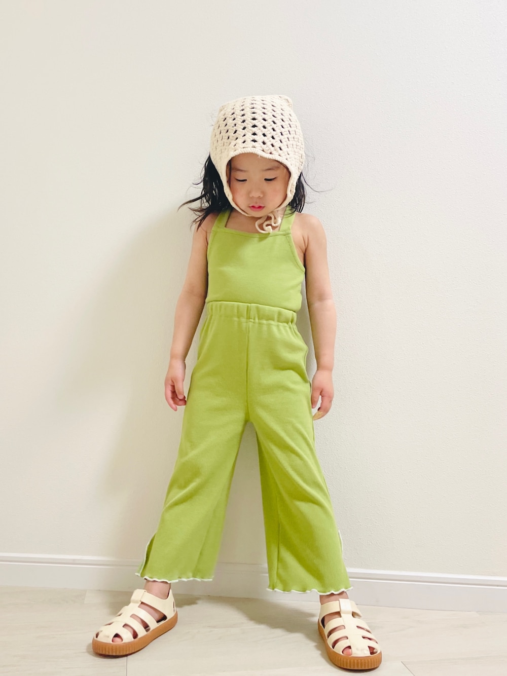 ホワイト系のサンダル、グリーン系のその他ベビーウェア、グリーン系のその他ベビーウェアを着用したキッズの春コーディネートの1枚目の写真