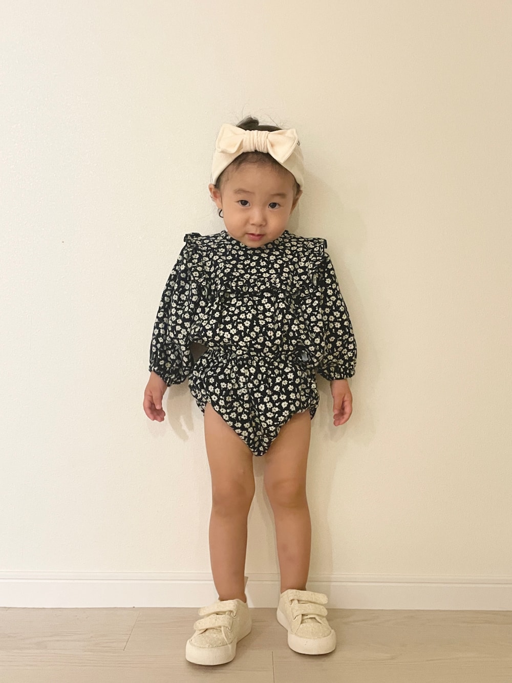 「ファッションを楽しもう、セットアップ、pairmanon、ベビーコーデ、シンプルコーデ、休日コーデ、女の子、キッズコーデ、秋コーデ、プチプラ」｜「pairmanonの【ベビー】スクエアフリル セットアップ（その他ベビーウェア、ブラック系）」を使った、enneさん（キッズ・84cm）の秋コーディネートの1枚目の写真