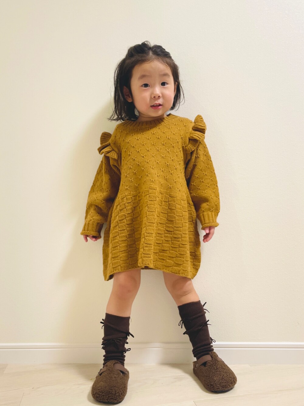 オレンジ系のその他ベビーウェアを着用したキッズの秋コーディネートの1枚目の写真