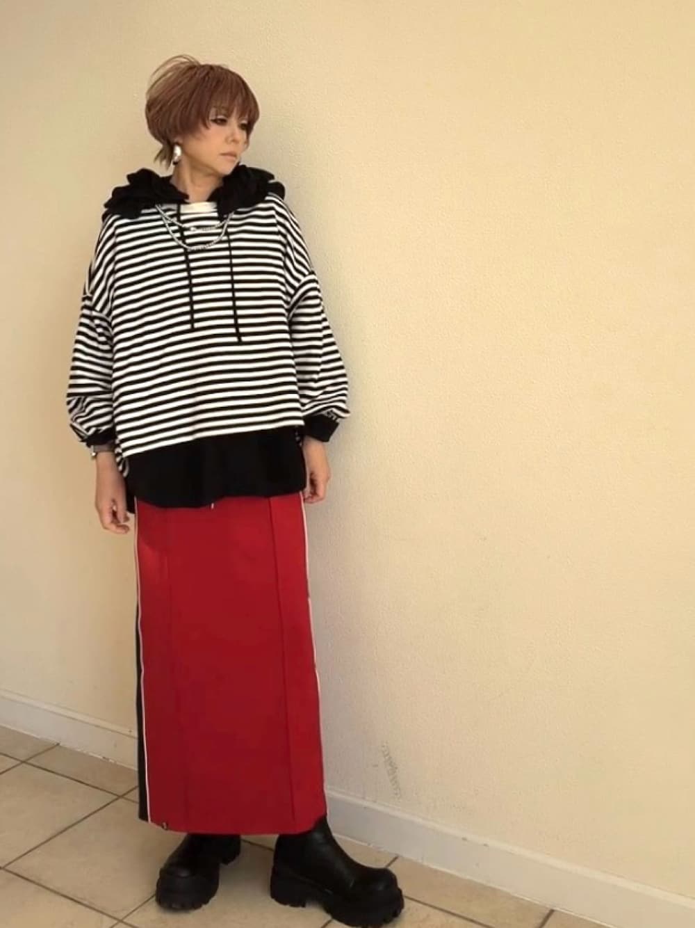 ホワイト系のスウェット、ブラック系のシャツ/ブラウス、レッド系のスカートを着用したレディースの秋コーディネートの1枚目の写真