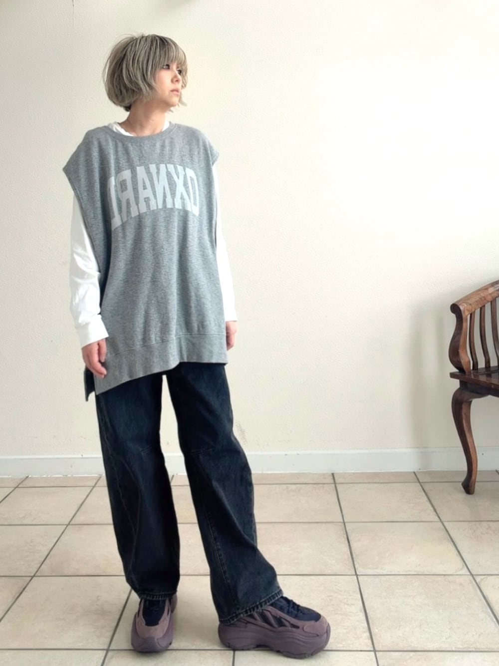 ホワイト系のTシャツ/カットソー、パープル系のスニーカー、ブラック系のデニムパンツを着用したレディースの春コーディネートの1枚目の写真
