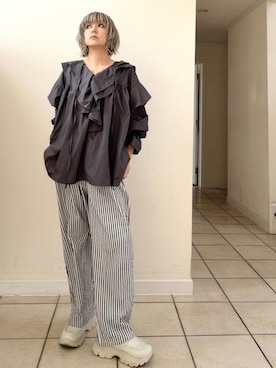 「wee9s（ウィークス）のbig collar frill blouse / 付け襟風ビッグカラーフリルブラウスチュニック（シャツ/ブラウス、グレー系）」を使った、amichanさん（レディース・161cm）の春コーディネート