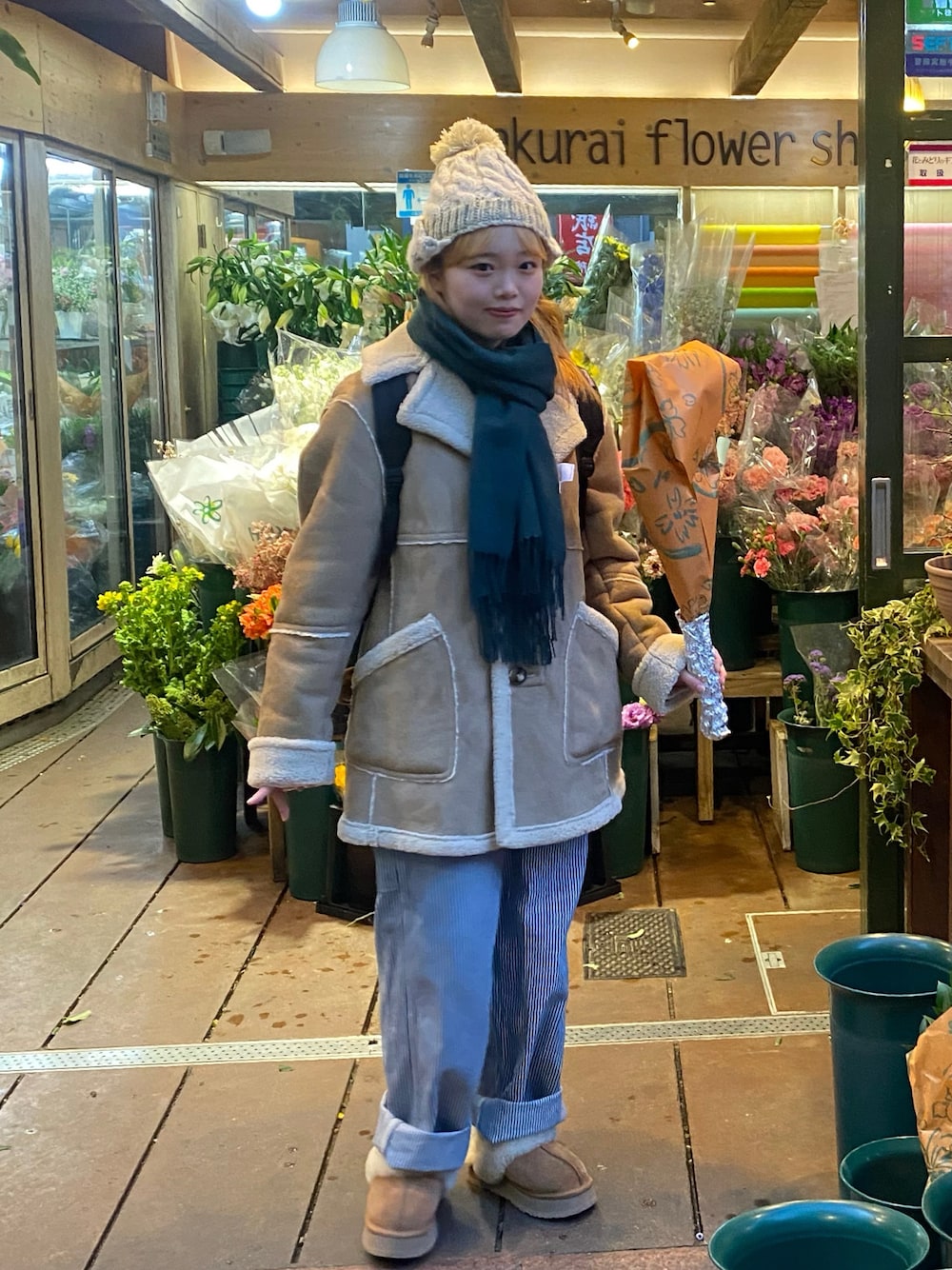 「冬を彩る色いろコーデ、WEARyouthコーデ、シンプルコーデ、お出かけコーデ、秋冬コーデ、ootd、着回しコーデ、休日スタイル、パンツスタイル、大人コーデ、カジュアルコーデ、カジュアルガーリー、カジュアル、ストライプ、ムートンブーツ」｜「phenixのPhenix（フェニックス）Round Earflap Beanie ラウンドイヤーフラップビーニー（ニットキャップ/ビーニー、ベージュ系）」を使った、Sakuraさん（レディース・156cm）の冬コーディネートの1枚目の写真