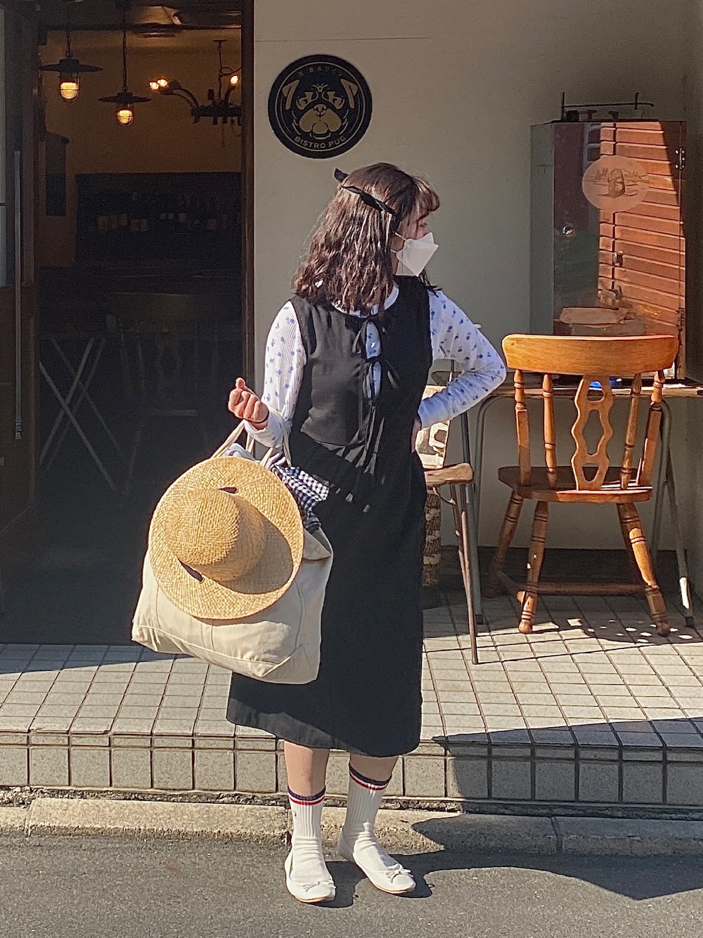 「オトナカジュアル、休日コーデ、シンプルスタイル、カジュアル、オトナ女子、きれいめカジュアル、ootd、春コーデ、プチプラコーデ、カジュアルガーリー、ワンピース、黒ワンピ、花柄、ロンT、レトロ」｜「cream cremeのベロアリボンヘアクリップ（ヘアピン、ブラック系）」を使った、Sakuraさん（レディース・156cm）の春コーディネートの1枚目の写真