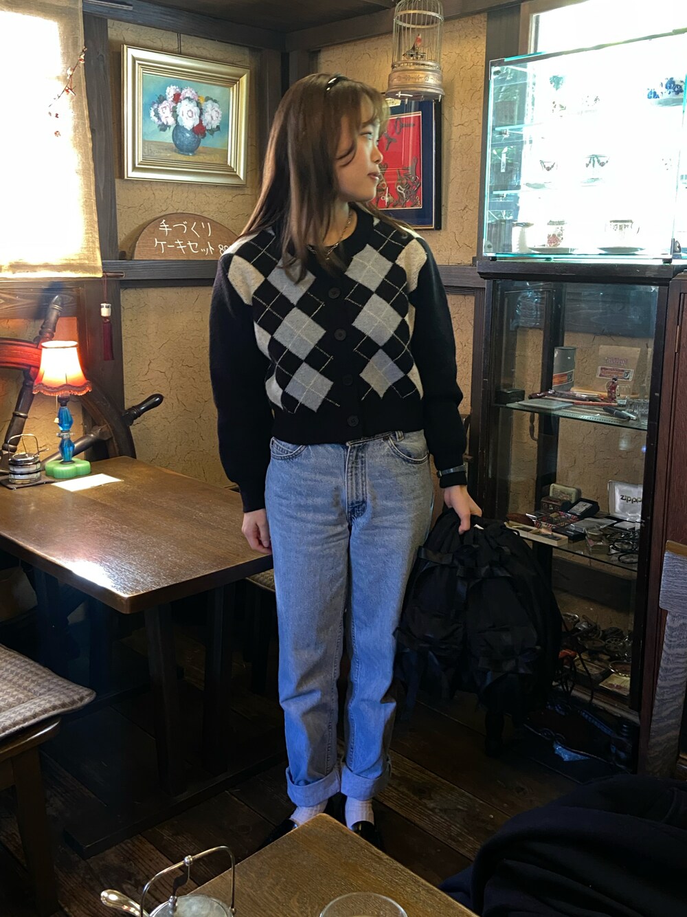 「似合うラボに行こう、シンプルスタイル、オトナカジュアル、春、お出かけコーデ、カジュアルコーデ、カーディガン、アーガイル柄、ニットカーディガン、デニム、デニムパンツ、ローファー、きれいめカジュアル」｜「MERLOTのアーガイルカーディガン（ニット/セーター、ブラック系）」を使った、Sakuraさん（レディース・156cm）の冬コーディネートの1枚目の写真