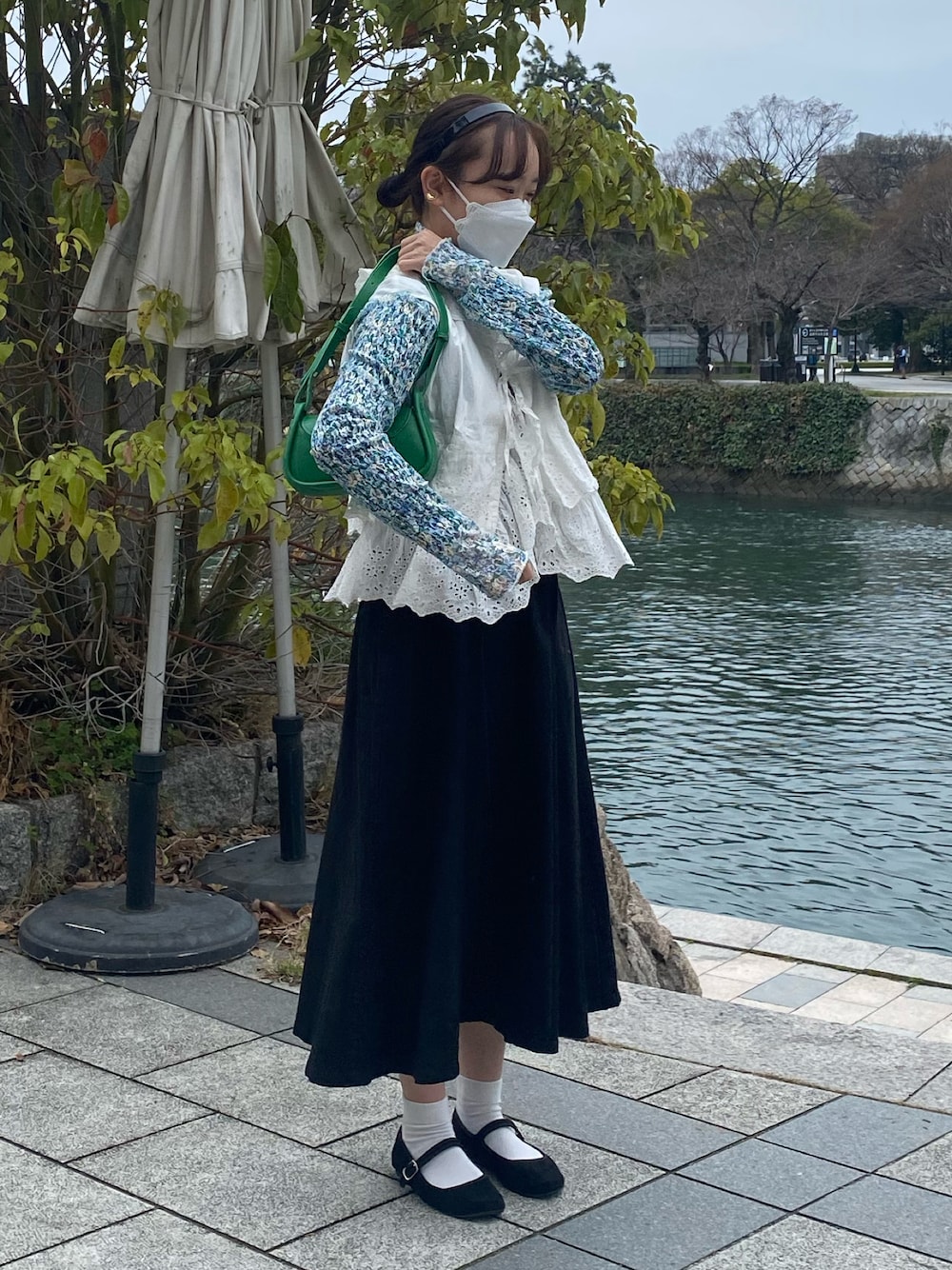 ホワイト系のシャツ/ブラウス、グリーン系のTシャツ/カットソー、グリーン系のショルダーバッグを着用したレディースの春コーディネートの1枚目の写真