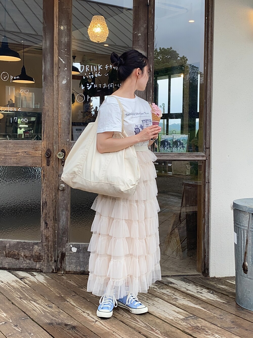 ホワイト系のTシャツ/カットソー、ホワイト系のトートバッグ、ホワイト系のスカートを着用したレディースの夏コーディネートの1枚目の写真