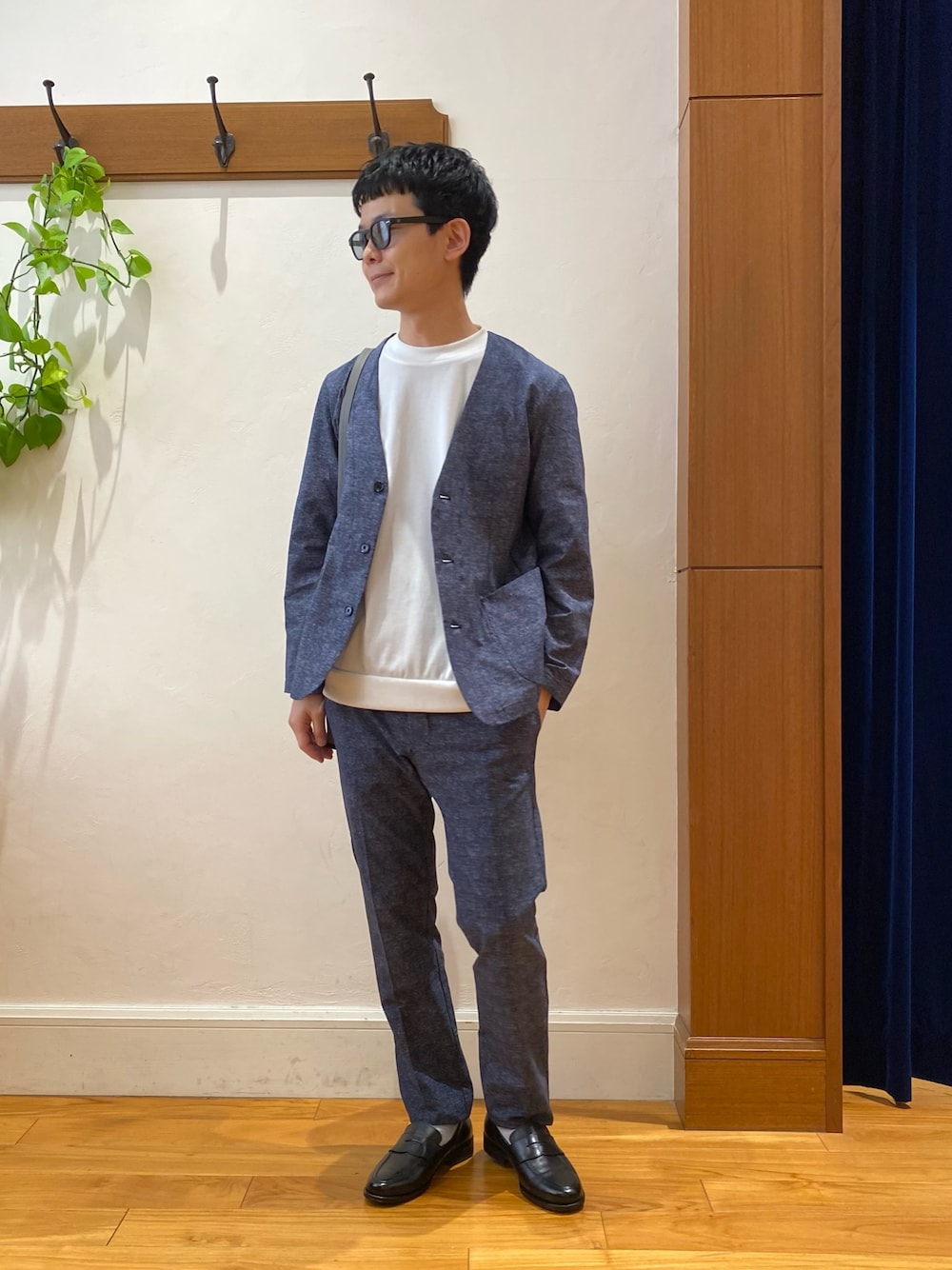 「セットアップ、サングラス、白Tシャツ、きれいめカジュアル、オトナカジュアル」｜「NOLLEY'S goodmanの《セットアップ/ビジカジ対応》COOLDOTS ノーカラージャケット（ノーカラージャケット、ブルー系）」を使った、fukagawaさん（メンズ・170cm）の夏コーディネートの1枚目の写真