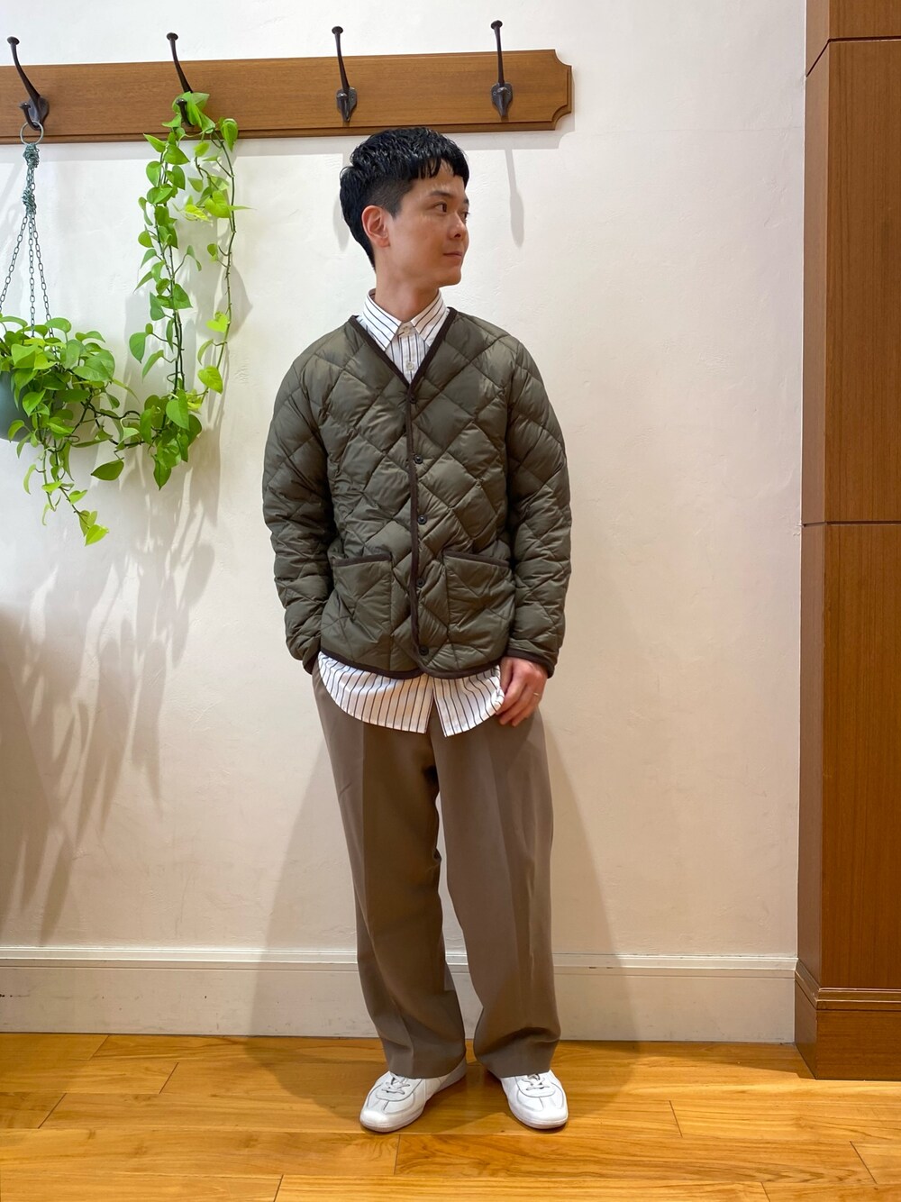 「TAION、レイヤードスタイル、スラックス、シャツスタイル、ストライプシャツ、秋服準備はじめました、メンズコーデ、秋🍁コーデ」｜「TAIONの【TAION/タイオン】別注PIPING V NECK DOWN CARDIGAN（ダウンジャケット/コート、グリーン系）」を使った、fukagawaさん（メンズ・170cm）の夏コーディネートの1枚目の写真