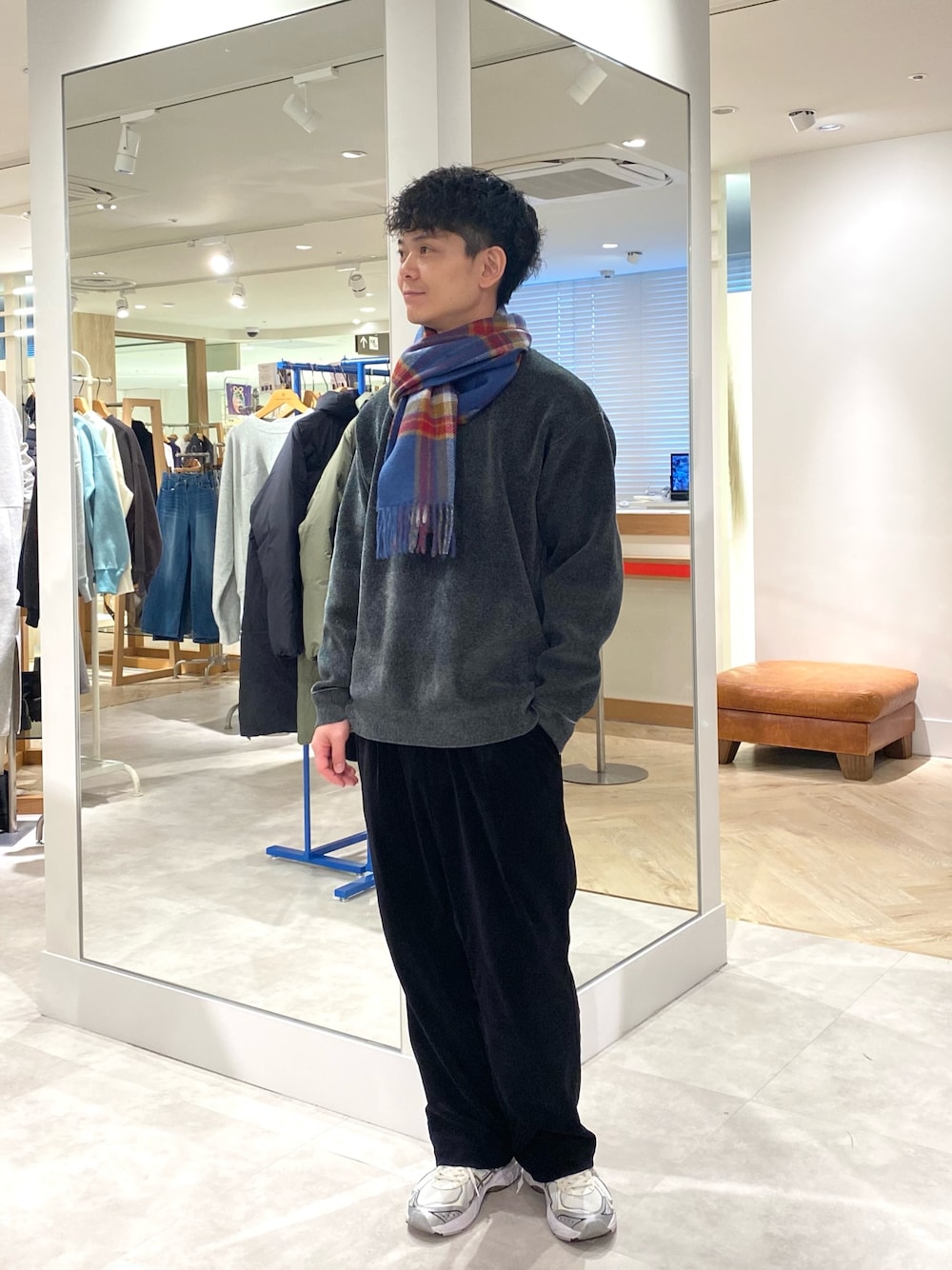 グリーン系のニット/セーター、ブルー系のマフラーを着用したメンズの冬コーディネートの1枚目の写真