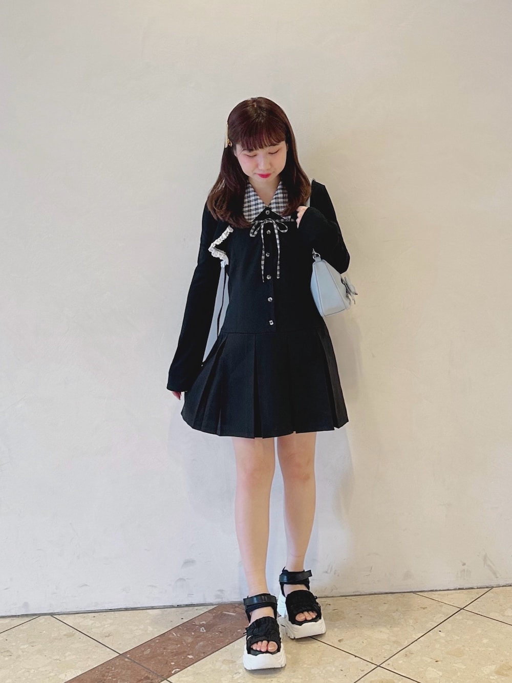 「初夏コーデ、大人かわいい、大人女子、夏ファッション、ワンピース、ミニワンピース、低身長、低身長コーデ、サンダル、厚底サンダル、春夏コーデ、夏、夏コーデ、ボレロ、バッグ」｜「OLIVE des OLIVEのノースリーブシャツミニワンピース（ワンピース、ブラック系）」を使った、chinamiさん（骨格ウェーブ・レディース・152cm）の春コーディネートの1枚目の写真
