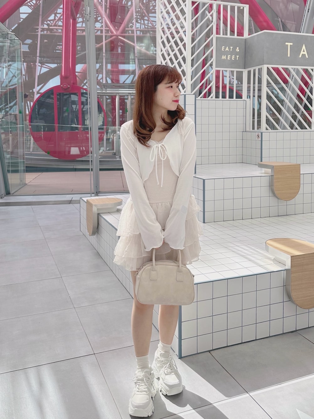 「春コーデ、春服、休日スタイル、お出かけコーデ、春カラー、ワンピースコーデ、春服コーデ、低身長、低身長コーデ、キャミワンピ、ミニワンピ、スニーカー、スニーカーコーデ、バッグ、デートコーデ」｜「OLIVE des OLIVEのエンボスロゴボストン（ショルダーバッグ、ホワイト系）」を使った、chinamiさん（骨格ウェーブ・レディース・152cm）の春コーディネートの1枚目の写真
