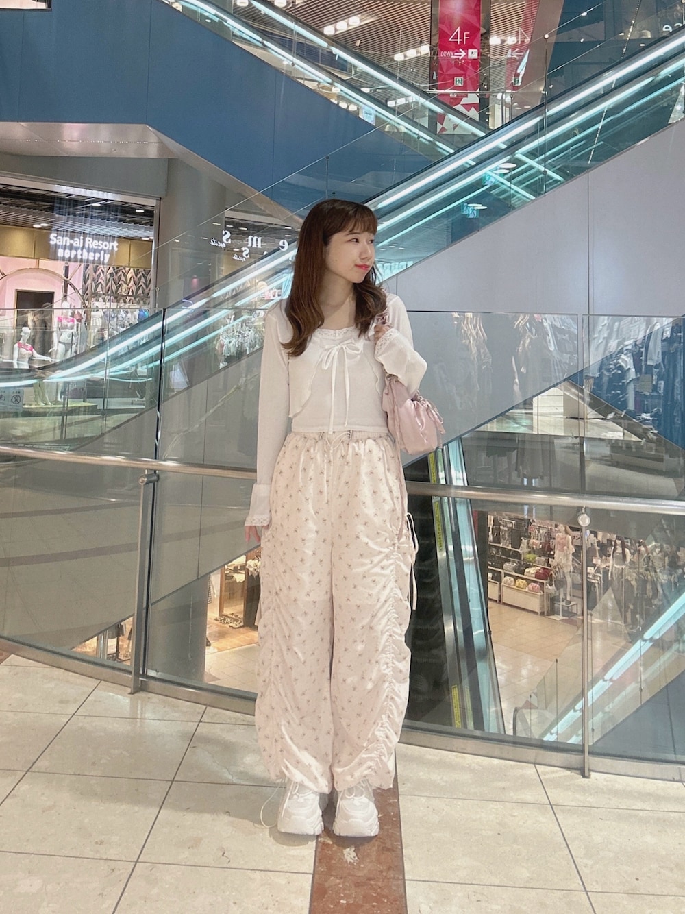 「アンサンブル、オトナ女子、お出かけコーデ、秋、パンツスタイル、カジュアルガーリー、低身長コーデ、バッグ、秋コーデ、骨格ウェーブ、プチプラ、韓国ファッション、着回しコーデ、秋服準備はじめました、オトナカジュアル」｜「OLIVE des OLIVEのランダムテレコボレロアンサンブル　1042060070（アンサンブル、ホワイト系）」を使った、chinamiさん（レディース・152cm）の夏コーディネートの1枚目の写真