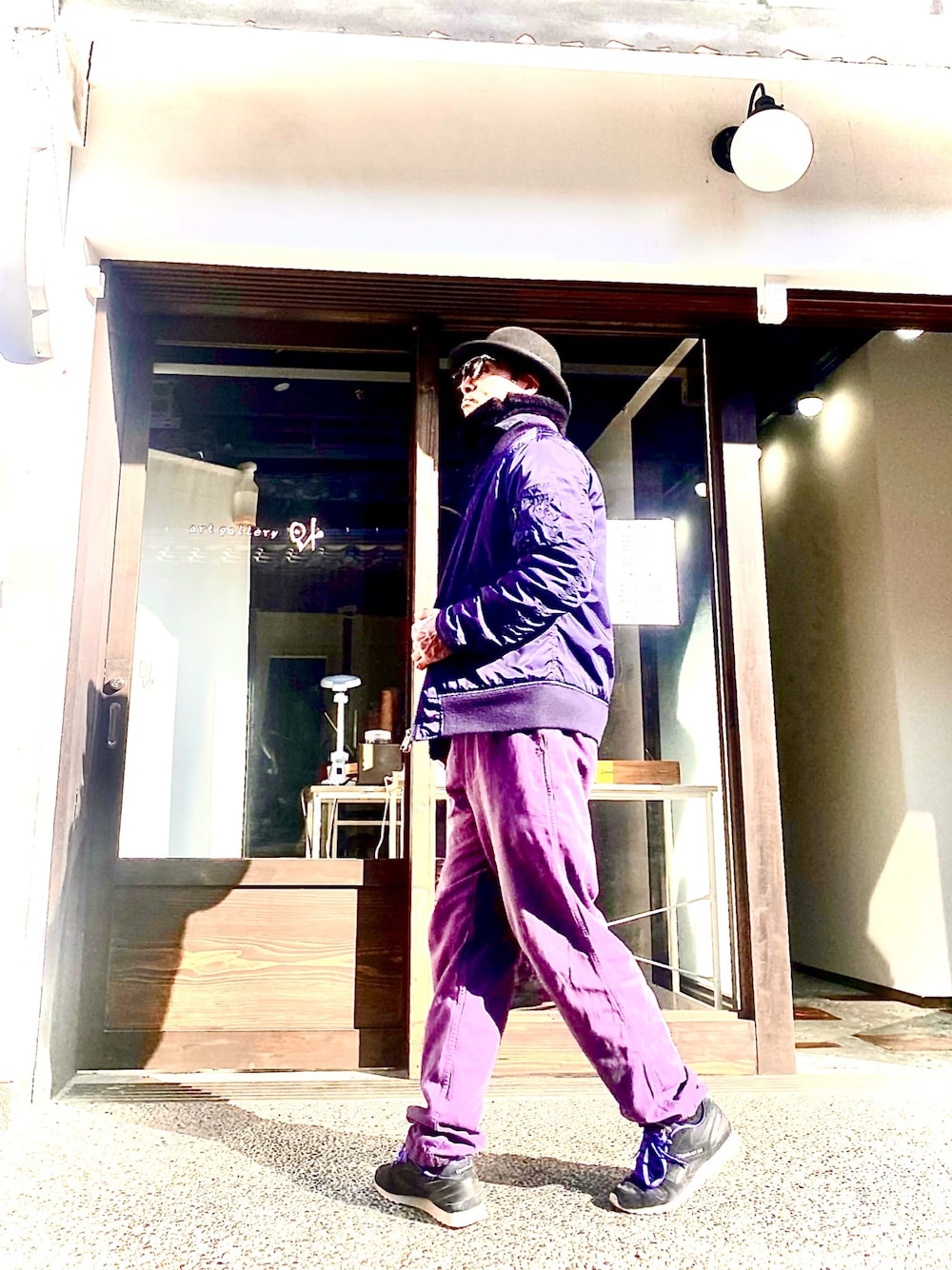 パープル系のMA-1、ブラック系のポロシャツ、パープル系のその他パンツを着用したメンズの冬コーディネートの1枚目の写真