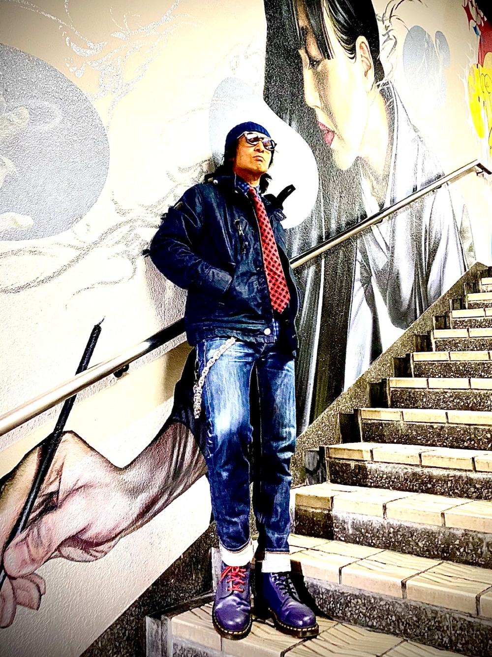 ブルー系のシャツ/ブラウス、ブルー系のデニムジャケット、ブルー系のデニムパンツを着用したメンズの秋コーディネートの1枚目の写真