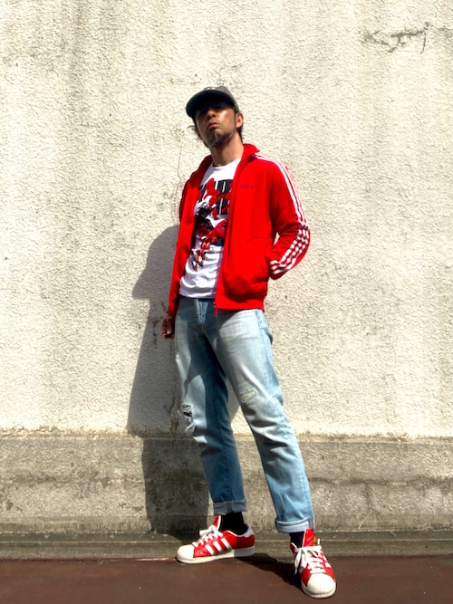 黒ジャージスニーカーパンツキャップにアディダスadidasTシャツ 1682247830_500.jpg