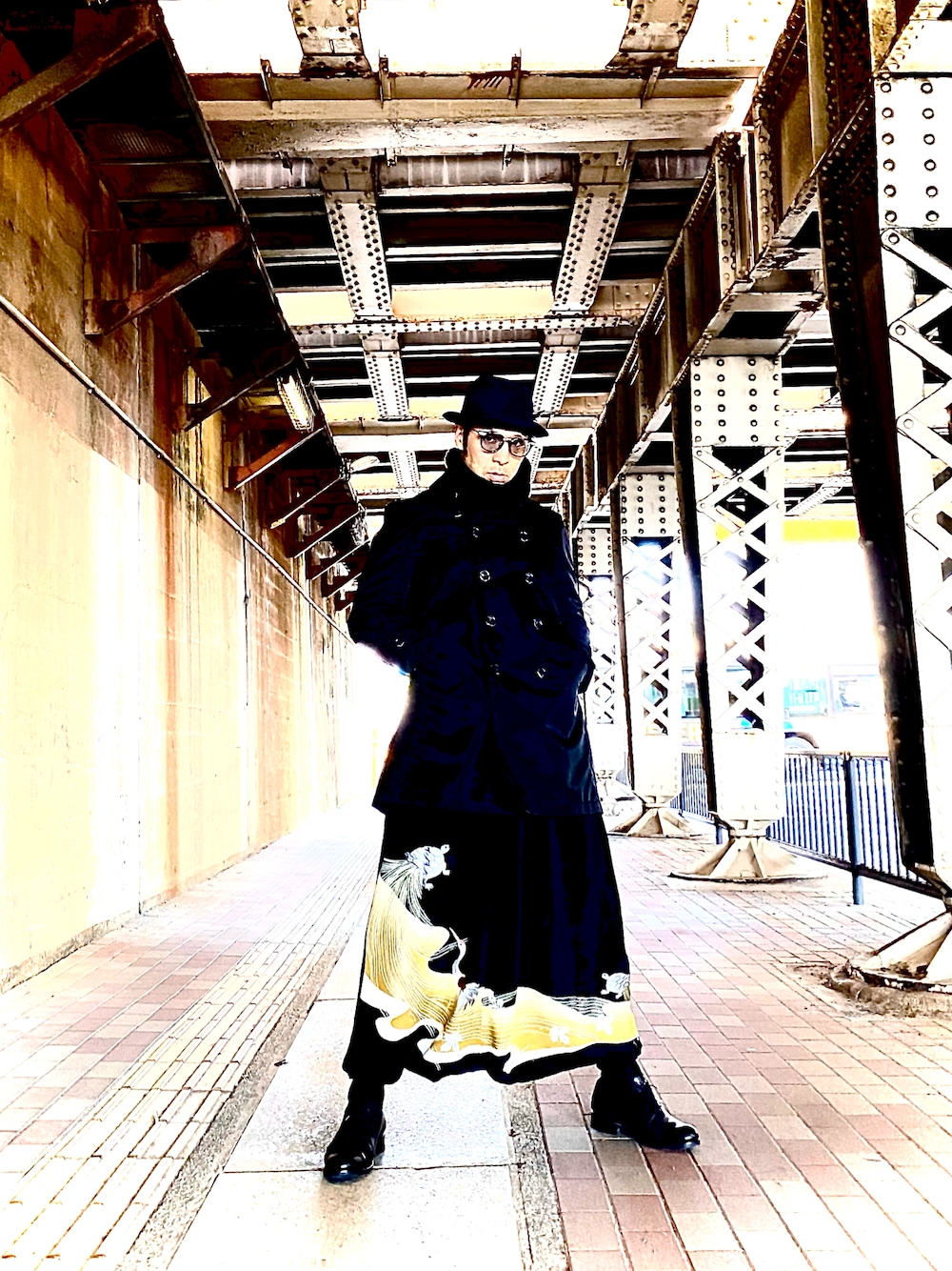 ブラック系のトレンチコート、その他のその他パンツ、ブラック系のドレスシューズを着用したメンズの春コーディネートの1枚目の写真