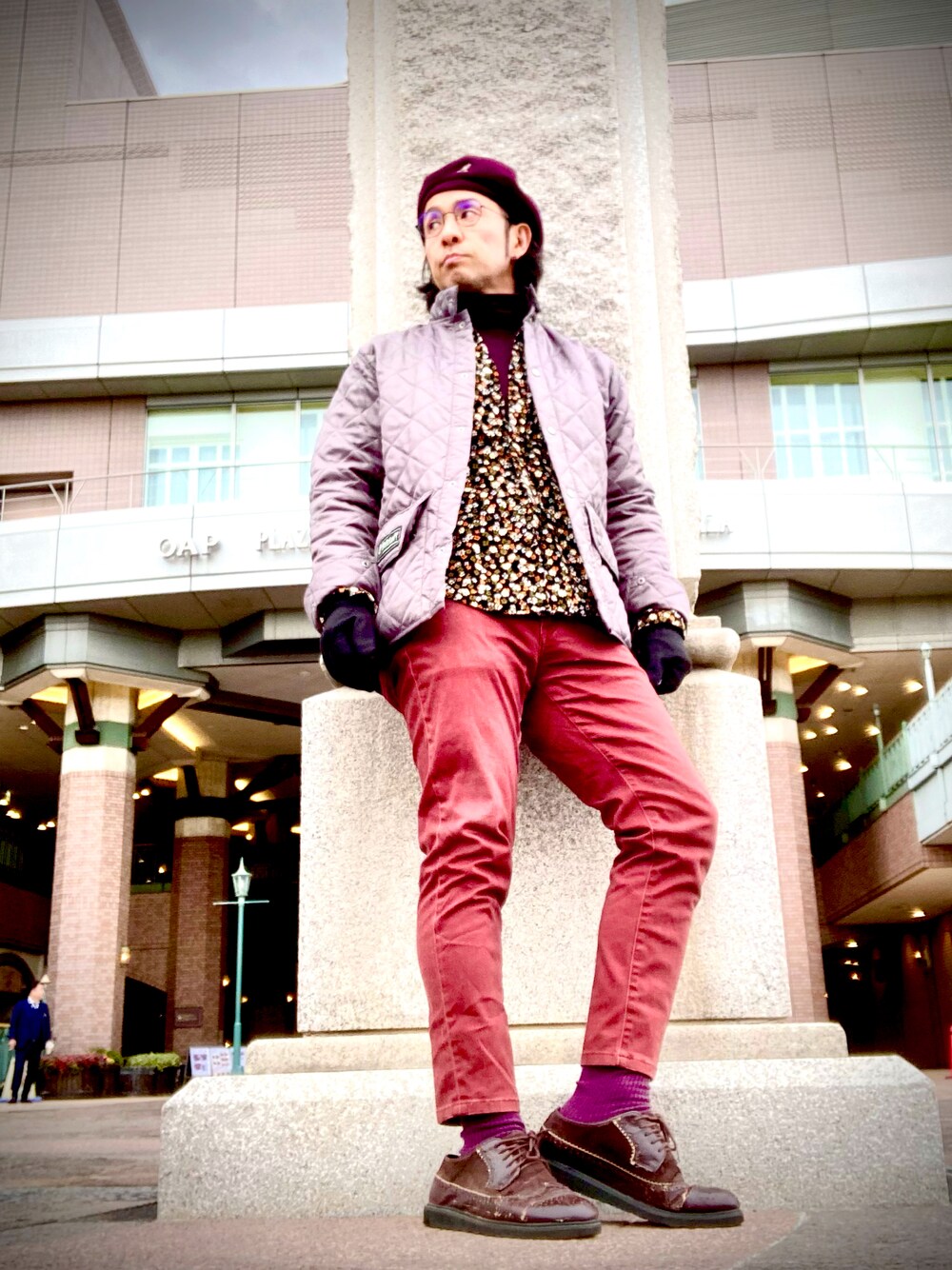 「キルティング、キルティングジャケット、メガネ男子、KANGOL、ベレー帽、ハンチング、ウェスタンシャツ、帽子」｜「UNIQLOのアイテム（チノパンツ、レッド系）」を使った、Anthony.Tさん（メンズ・172cm）の冬コーディネートの1枚目の写真