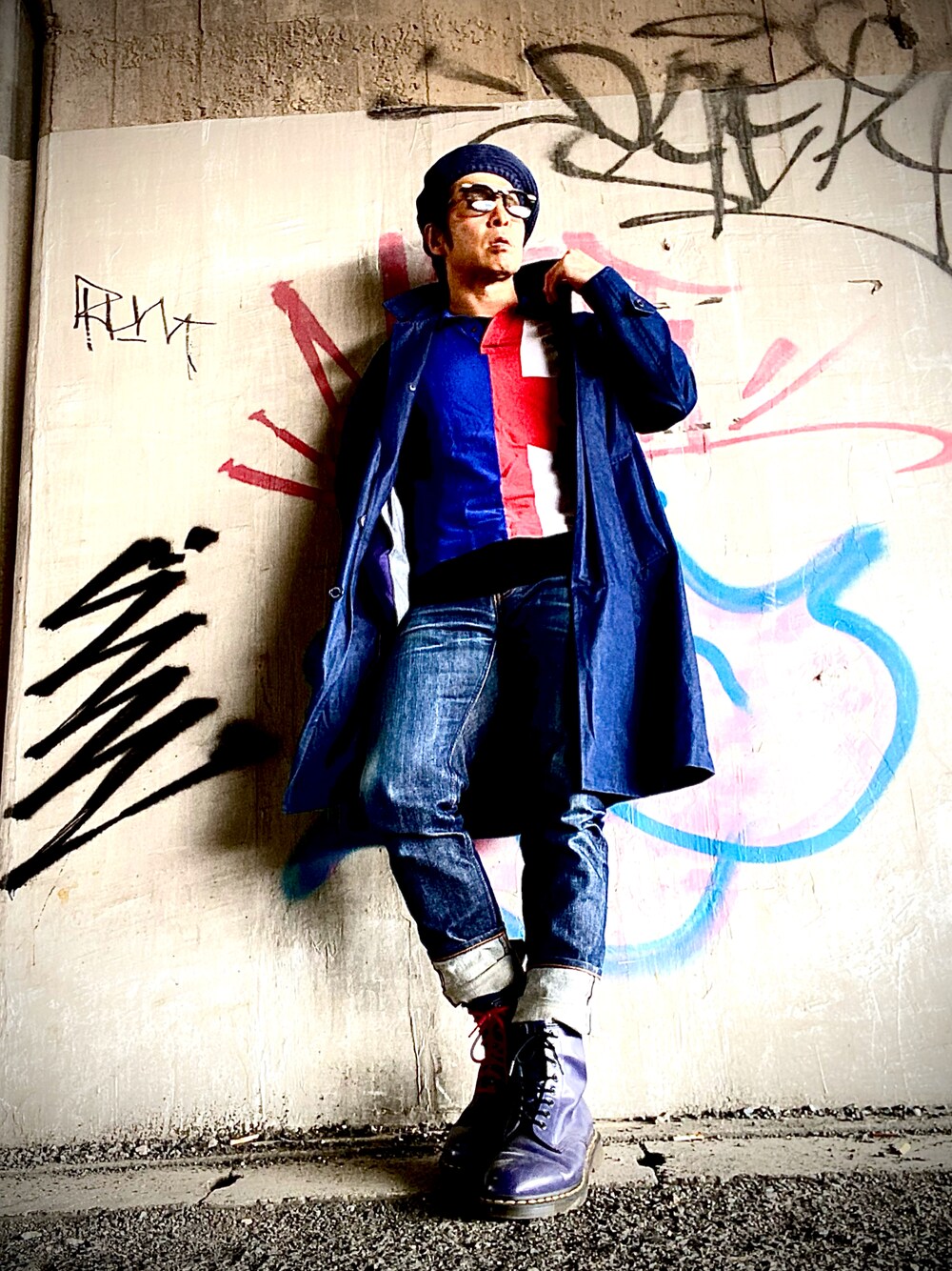 「サングラス、ブーツ、Dr.Martens、デニム、デニムパンツ、ラコステ、LACOSTE、ポロシャツ、帽子、コート、ジーンズ、メガネ男子、めがね、ブーツスタイル、ブルー」｜「頂き物のアイテム（ハット、ブルー系）」を使った、Anthony.Tさん（メンズ・172cm）の春コーディネートの1枚目の写真