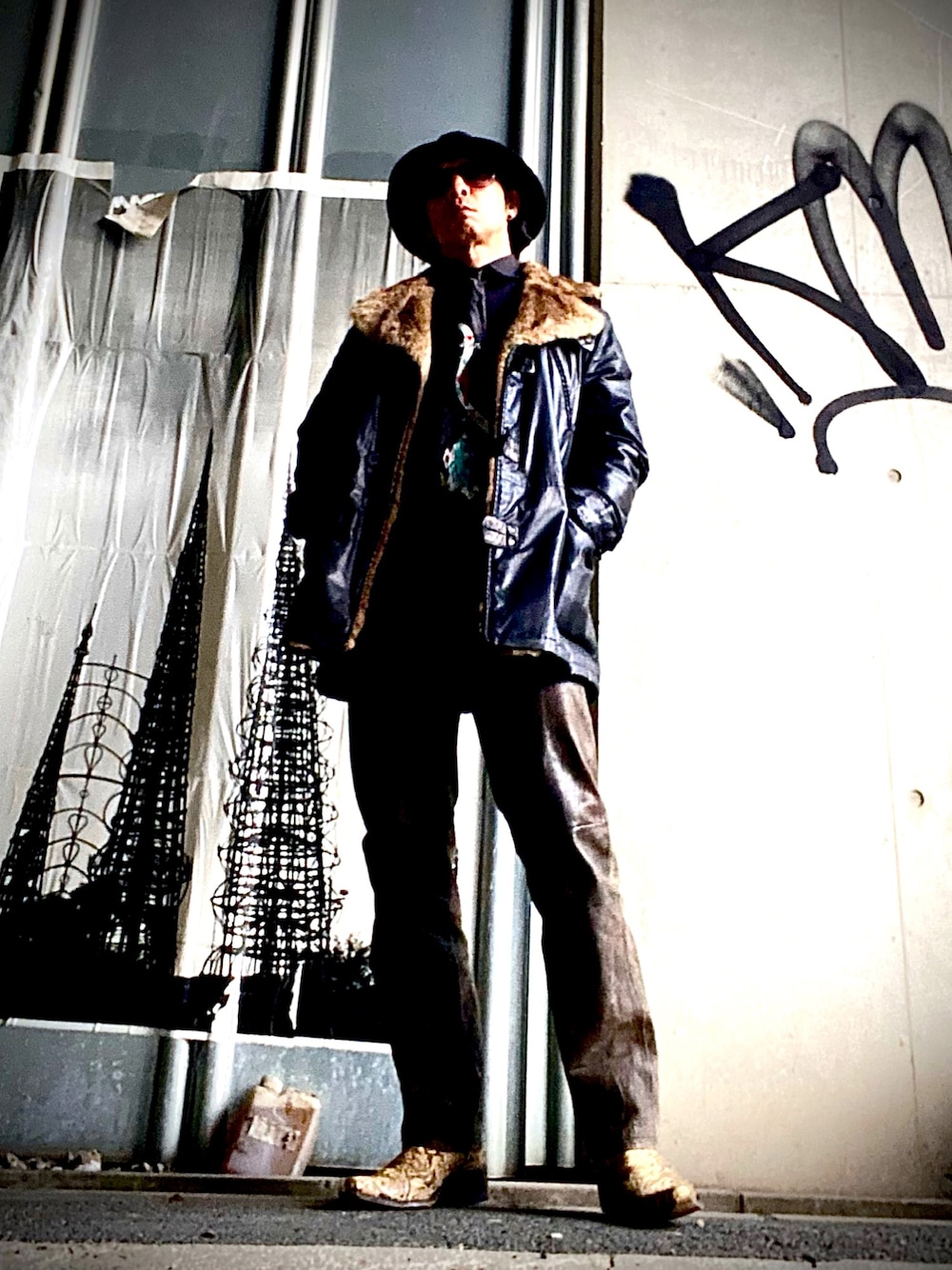 ブラック系のシャツ/ブラウス、ブラック系のテーラードジャケット、ブラウン系のパンツを着用したメンズの秋コーディネートの1枚目の写真