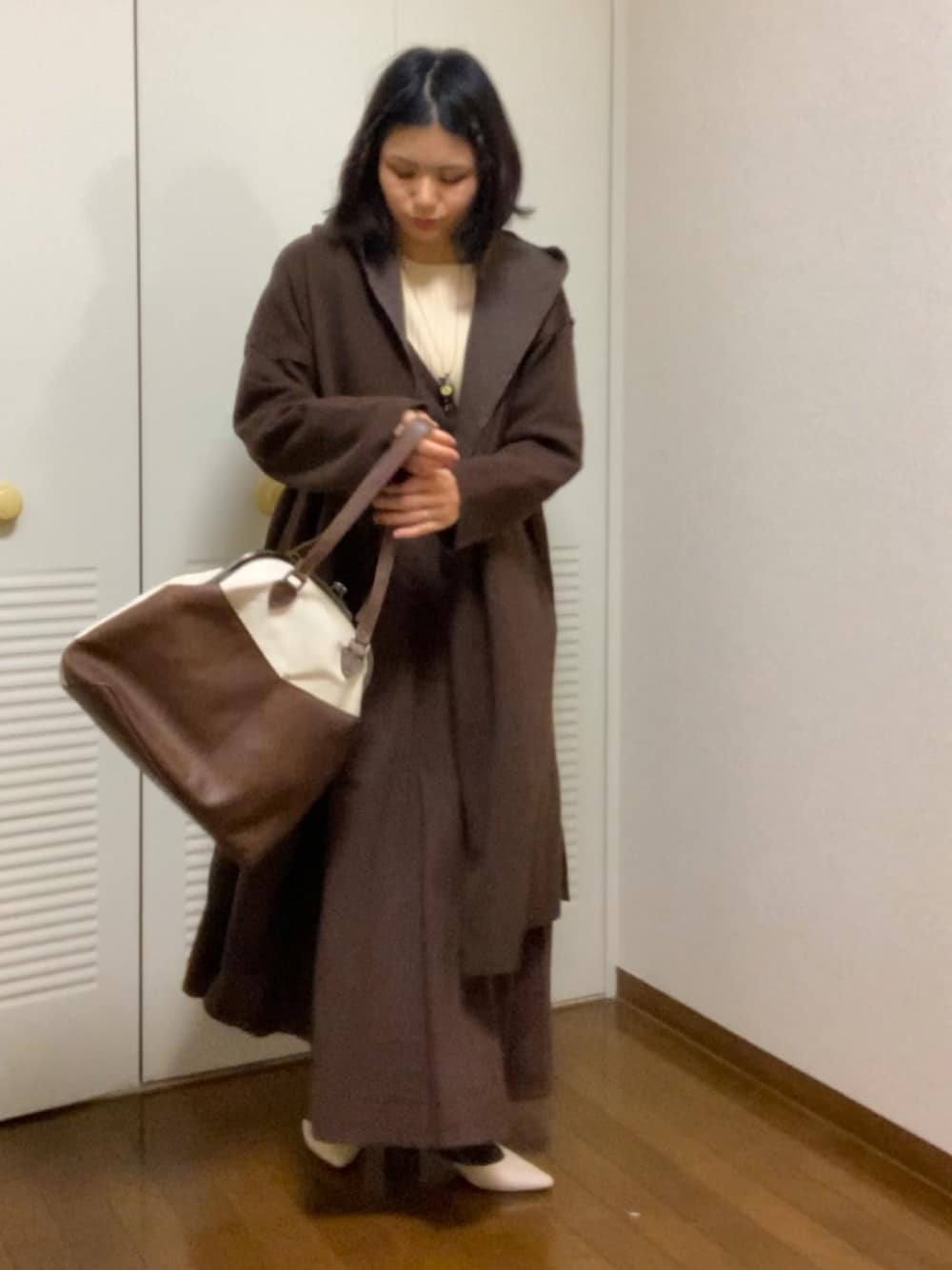 「ロングコート、秋冬コーデ、ドミナントカラー、プチプラコーデ、骨格ナチュラル、イエベ秋、アイボリーブラウン、ブラウン色に染まれ」｜「HEAL MEのheal me ヒールミー レディース ポインテッドスリングバックパンプス 121700（パンプス、ベージュ系）」を使った、sappyさん（レディース・158cm）の冬コーディネートの1枚目の写真