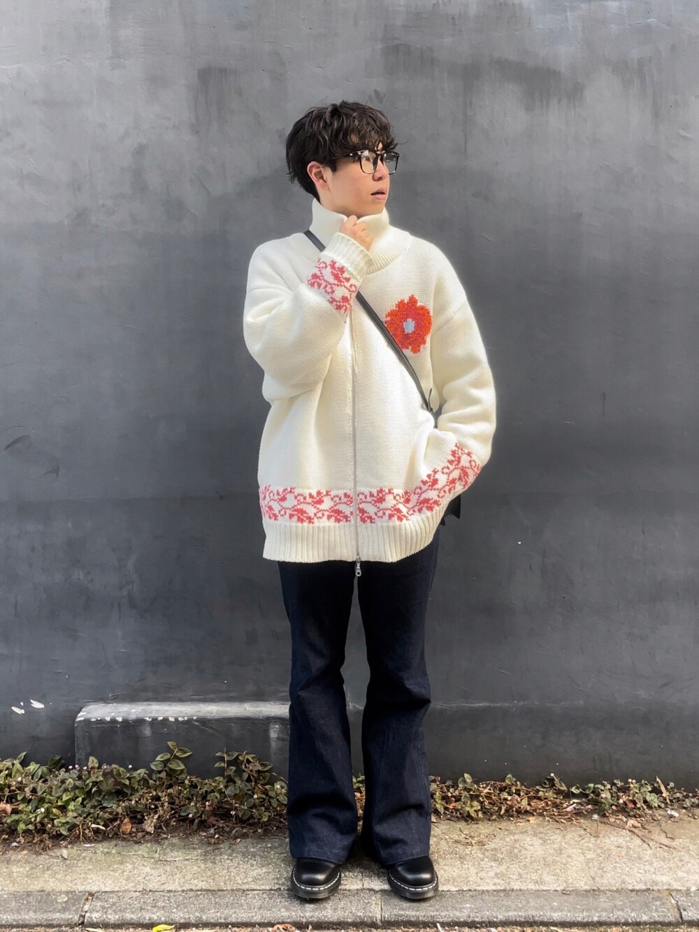 「低身長、春服みてみて、キレイめ」｜「HAREのバックフラワーカウチンニット(HARE)（ニット/セーター、ホワイト系）」を使った、昂太さん（メンズ・163cm）の冬コーディネートの1枚目の写真