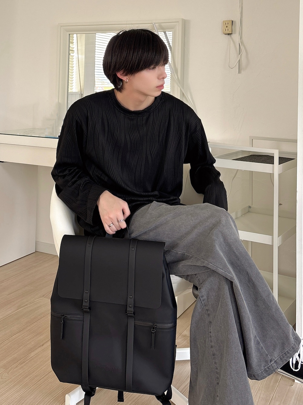 「休日コーデ、キレイめコーデ、カジュアルスタイル、夏コーデ、メンズコーデ、デニムパンツ、モノトーンコーデ、モード、グレー、ワイドデニム、黒スニーカー、プチプラコーデ」｜「STYLE NUMBERの【 STYLE NUMBER / スタイルナンバー 】 ビッグシルエット ウェーブ デザイン 無地 ロンT（Tシャツ/カットソー、ブラック系）」を使った、なつさん（骨格ウェーブ・メンズ・176cm）の夏コーディネートの1枚目の写真