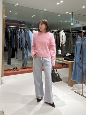 「Whim Gazette（ウィムガゼット）のスーリーアルパカクルーネックプルオーバー（Knitwear、ピンク系）」を使った、namikiさん（レディース・165cm）の冬コーディネート