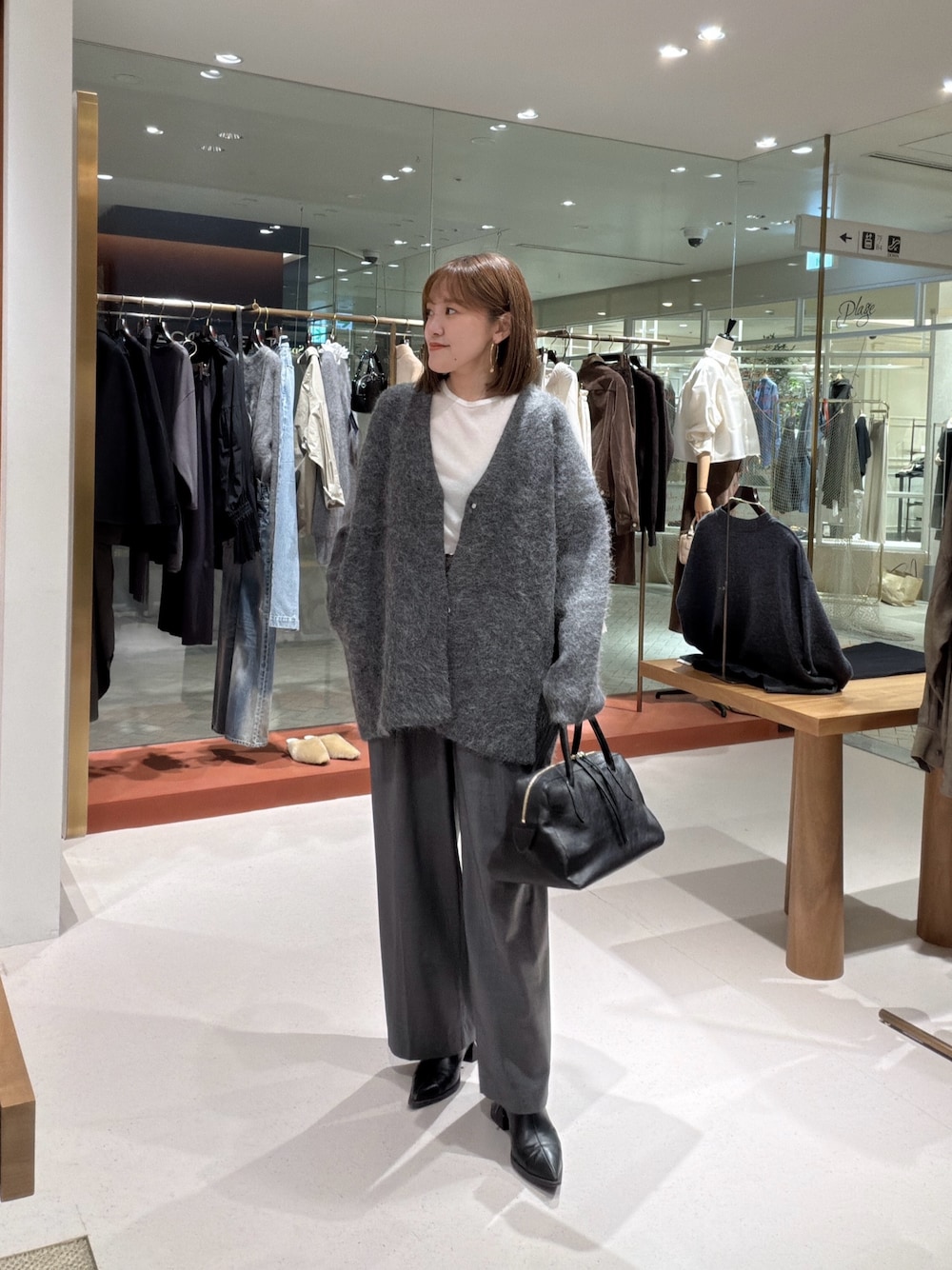 グレー系のその他アウター、グレー系のスラックス、ブラック系のトートバッグを着用したレディースの秋コーディネートの1枚目の写真