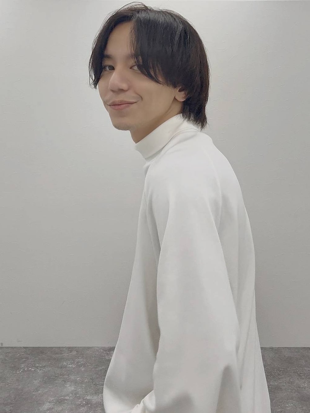 ホワイト系のTシャツ/カットソー、ホワイト系のその他トップス、その他のローファーを着用したメンズの秋コーディネートの1枚目の写真